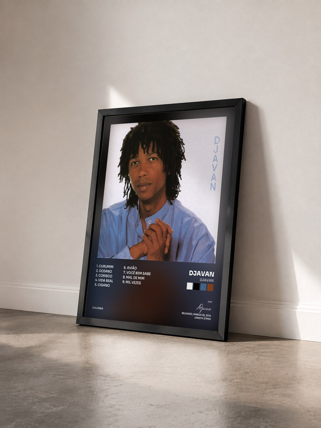 #noir Djavan di Djavan in stampa incorniciata vista di tre quarti, cornice nera