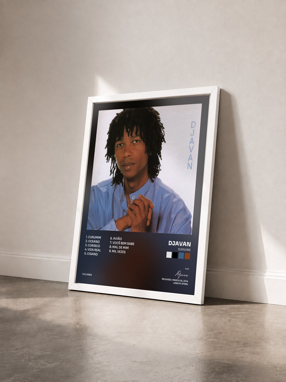 #blanc Djavan di Djavan in stampa incorniciata vista di tre quarti, cornice bianca