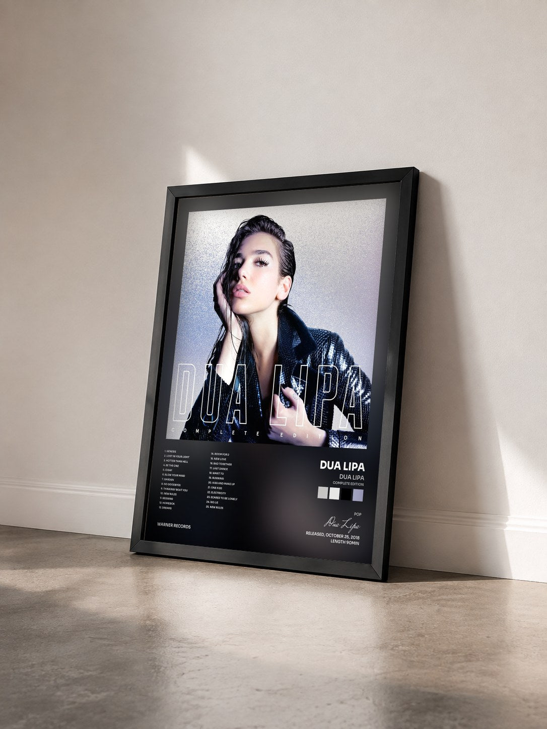 #noir Tableau de l'album Dua Lipa (Complete Edition) de Dua Lipa vu de trois quarts, cadre noir