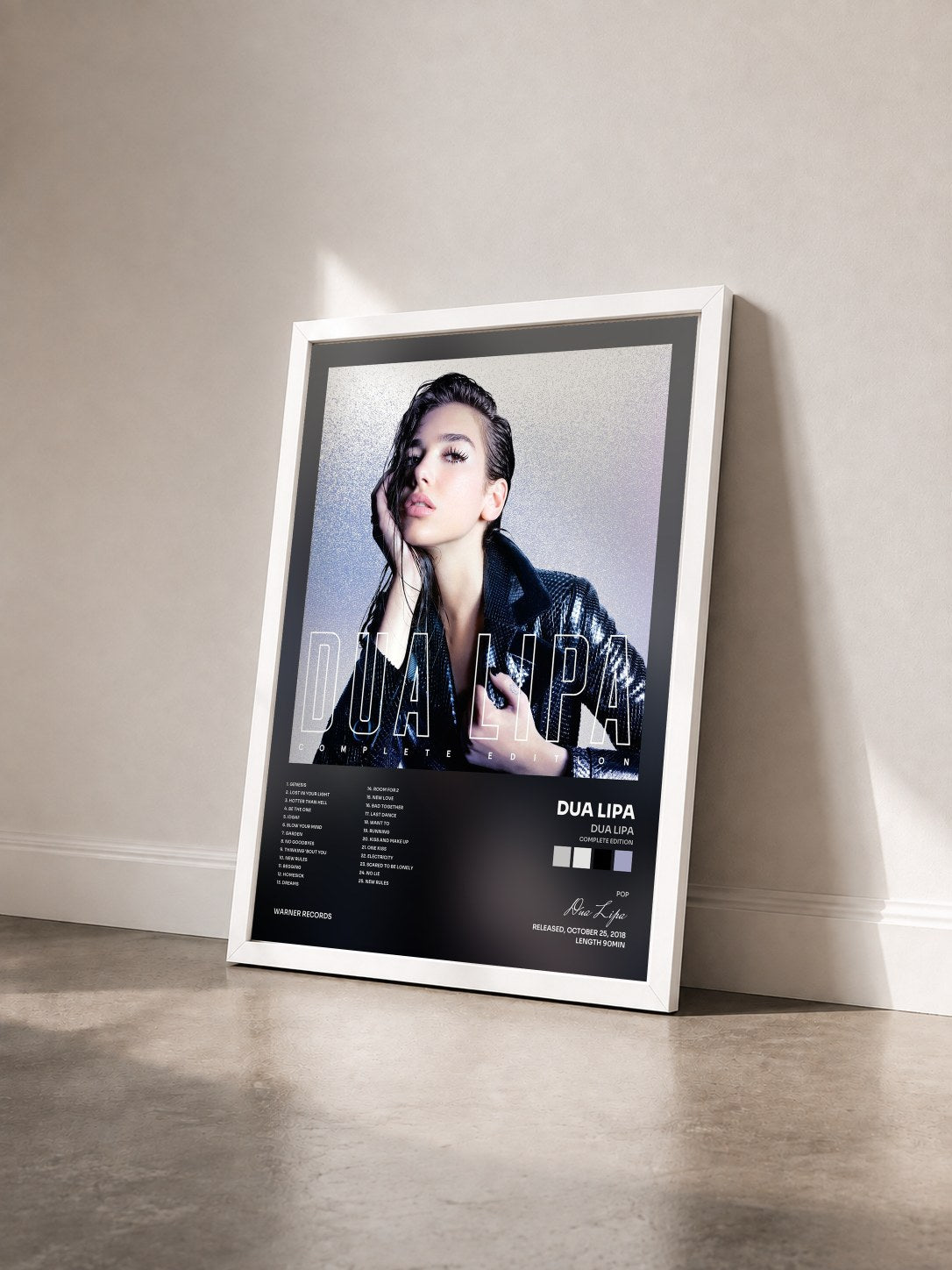 #blanc Tableau de l'album Dua Lipa (Complete Edition) de Dua Lipa vu de trois quarts, cadre blanc