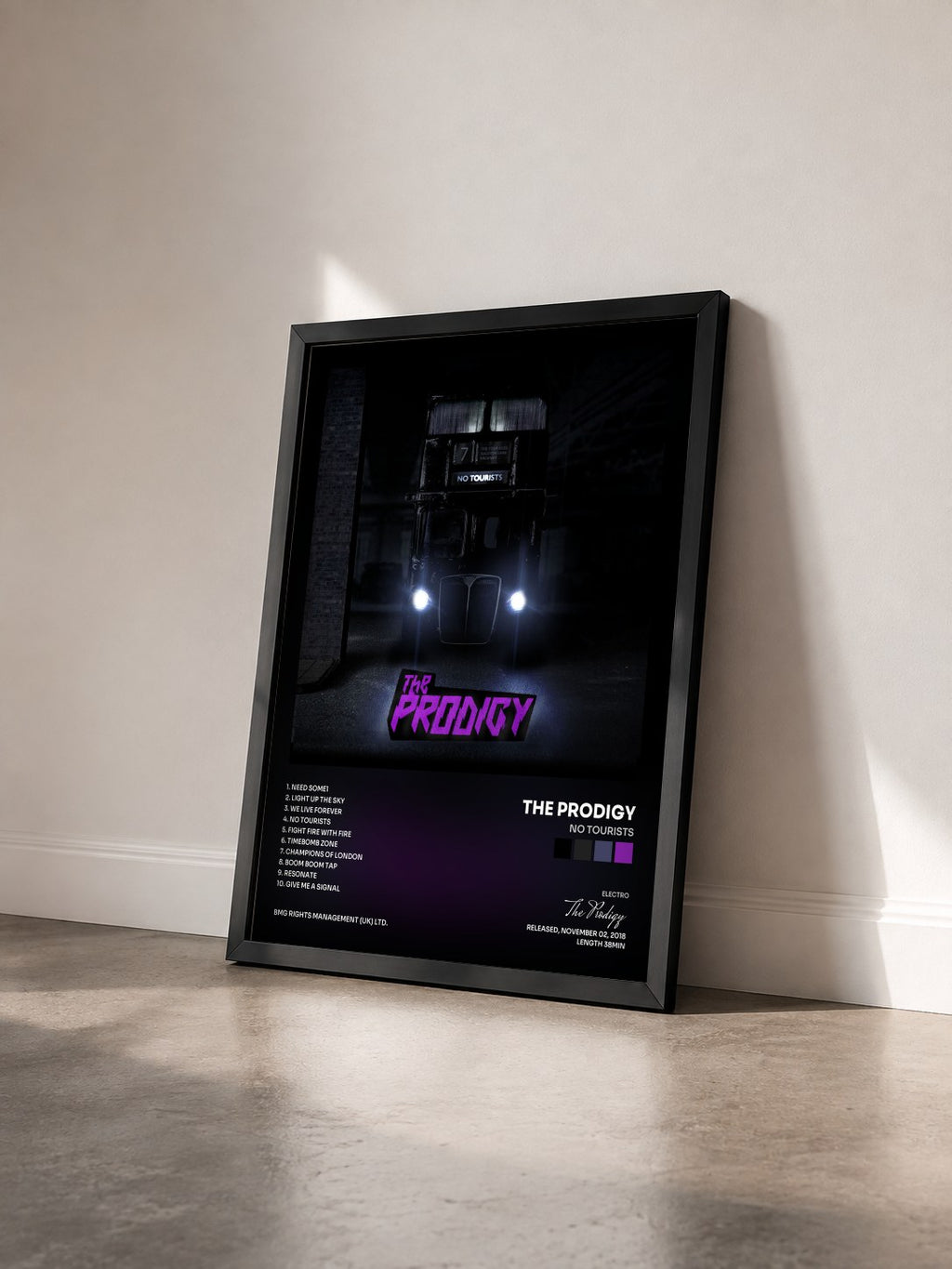 #noir Tableau de l'album No Tourists de The Prodigy vu de trois quarts, cadre noir