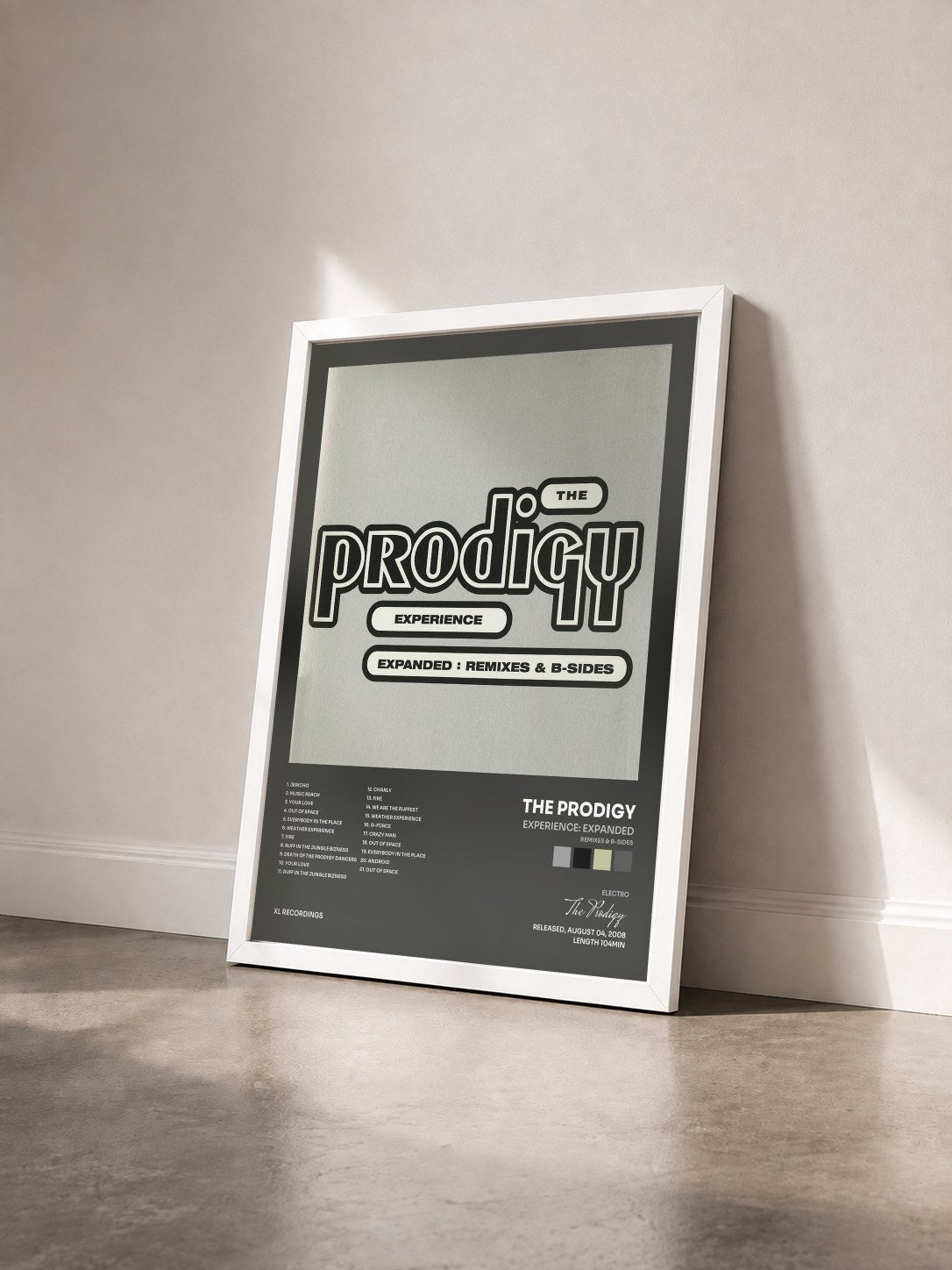 #blanc Tableau de l'album Experience: Expanded (Remixes & B-sides) de The Prodigy vu de trois quarts, cadre blanc