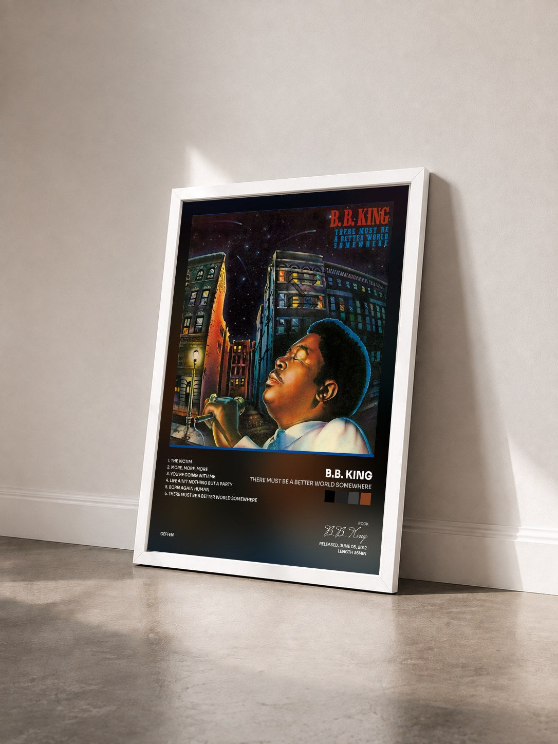 #blanc There Must Be A Better World Somewhere de B.B. King en lámina enmarcada vista de tres cuartos, marco blanco