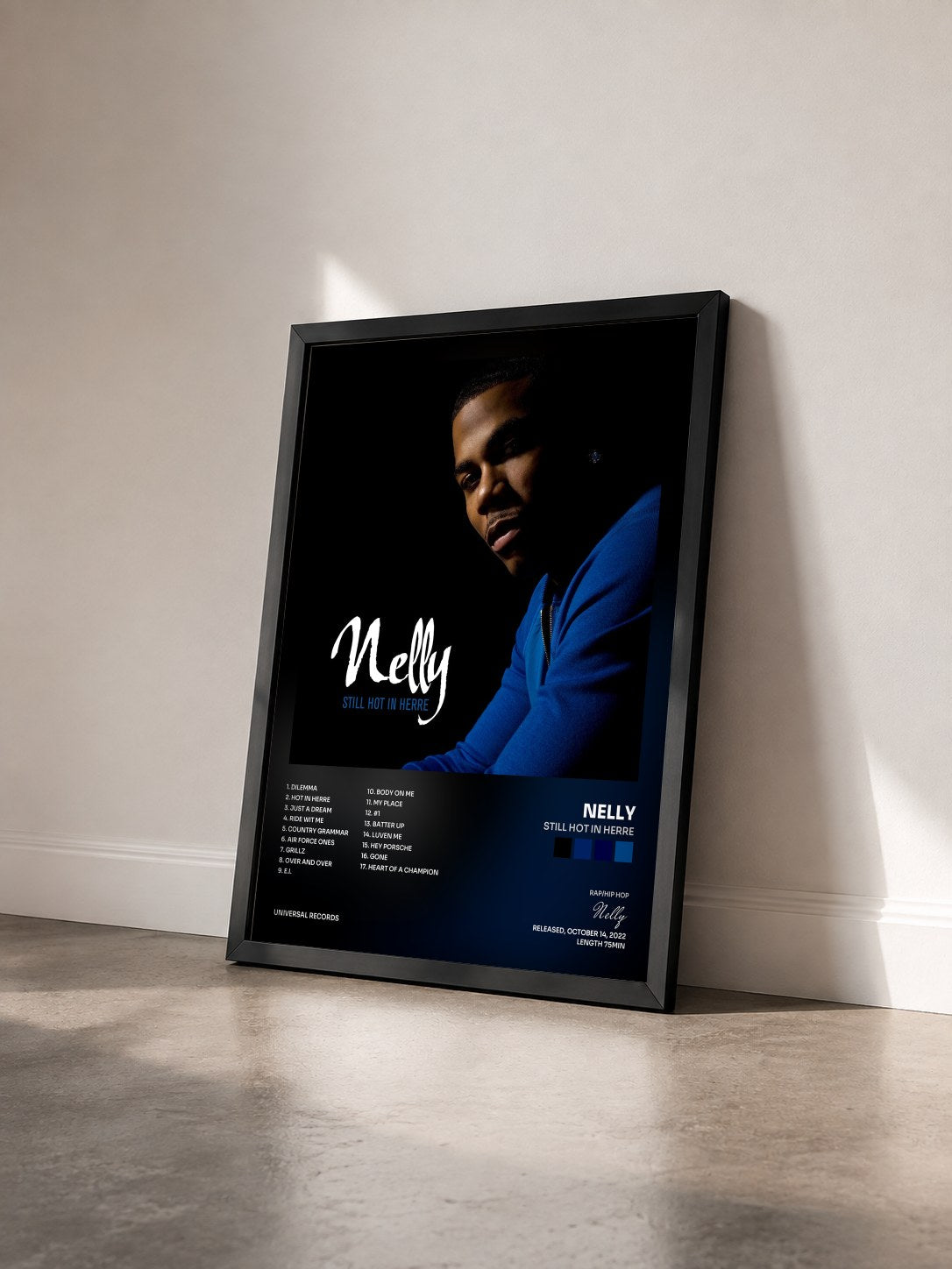 #noir Still Hot In Herre di Nelly in stampa incorniciata vista di tre quarti, cornice nera