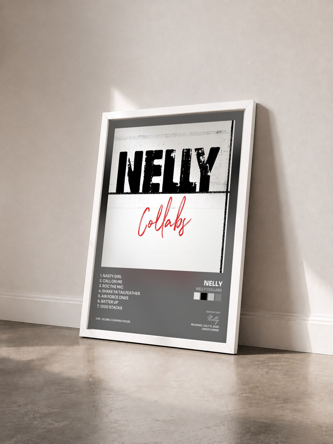#blanc Nelly Collabs di Nelly in stampa incorniciata vista di tre quarti, cornice bianca