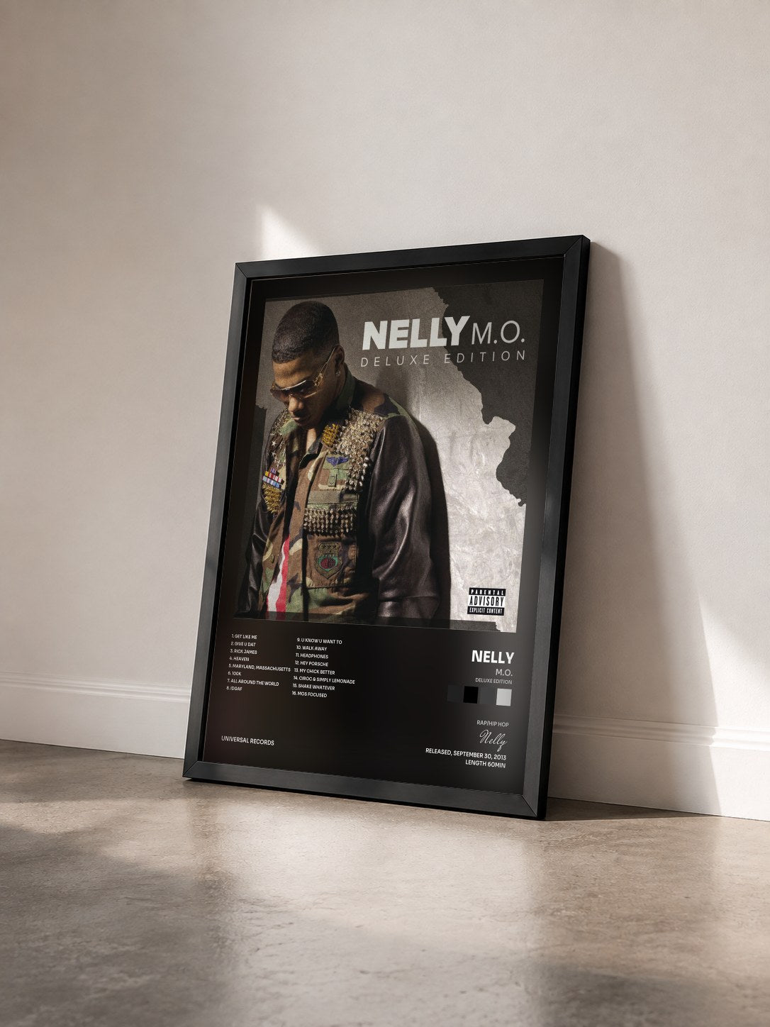 #noir M.O. (Deluxe Edition) di Nelly in stampa incorniciata vista di tre quarti, cornice nera