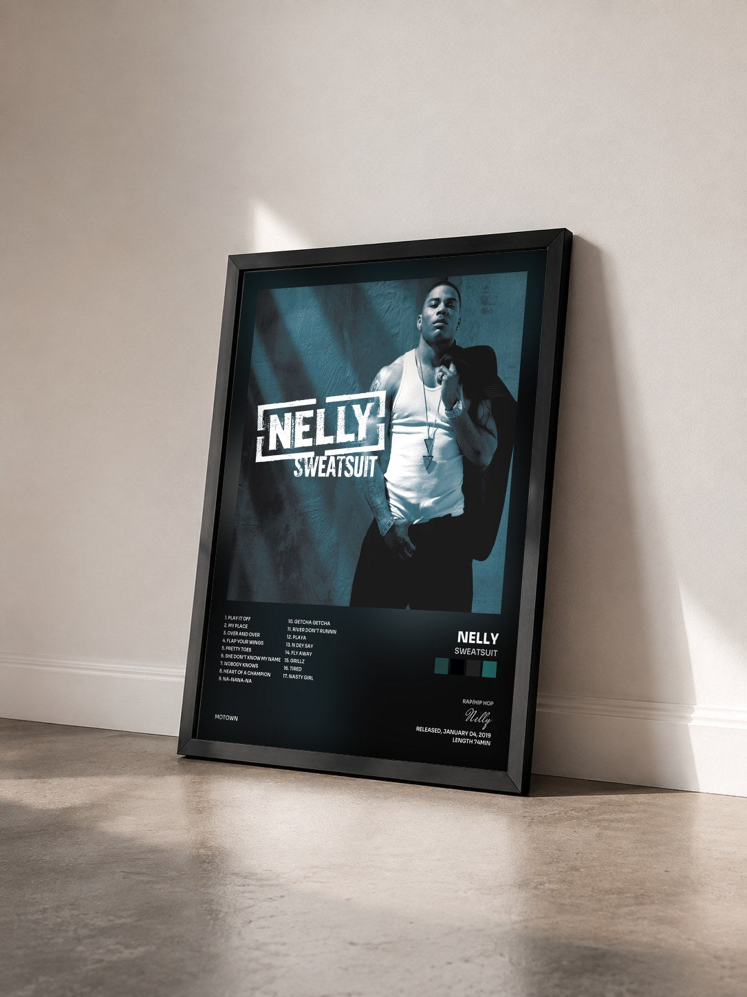 #noir Sweatsuit di Nelly in stampa incorniciata vista di tre quarti, cornice nera