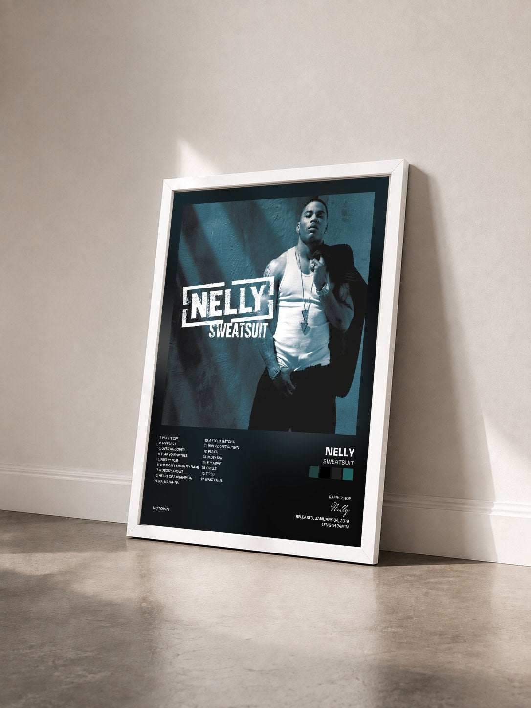 #blanc Sweatsuit di Nelly in stampa incorniciata vista di tre quarti, cornice bianca