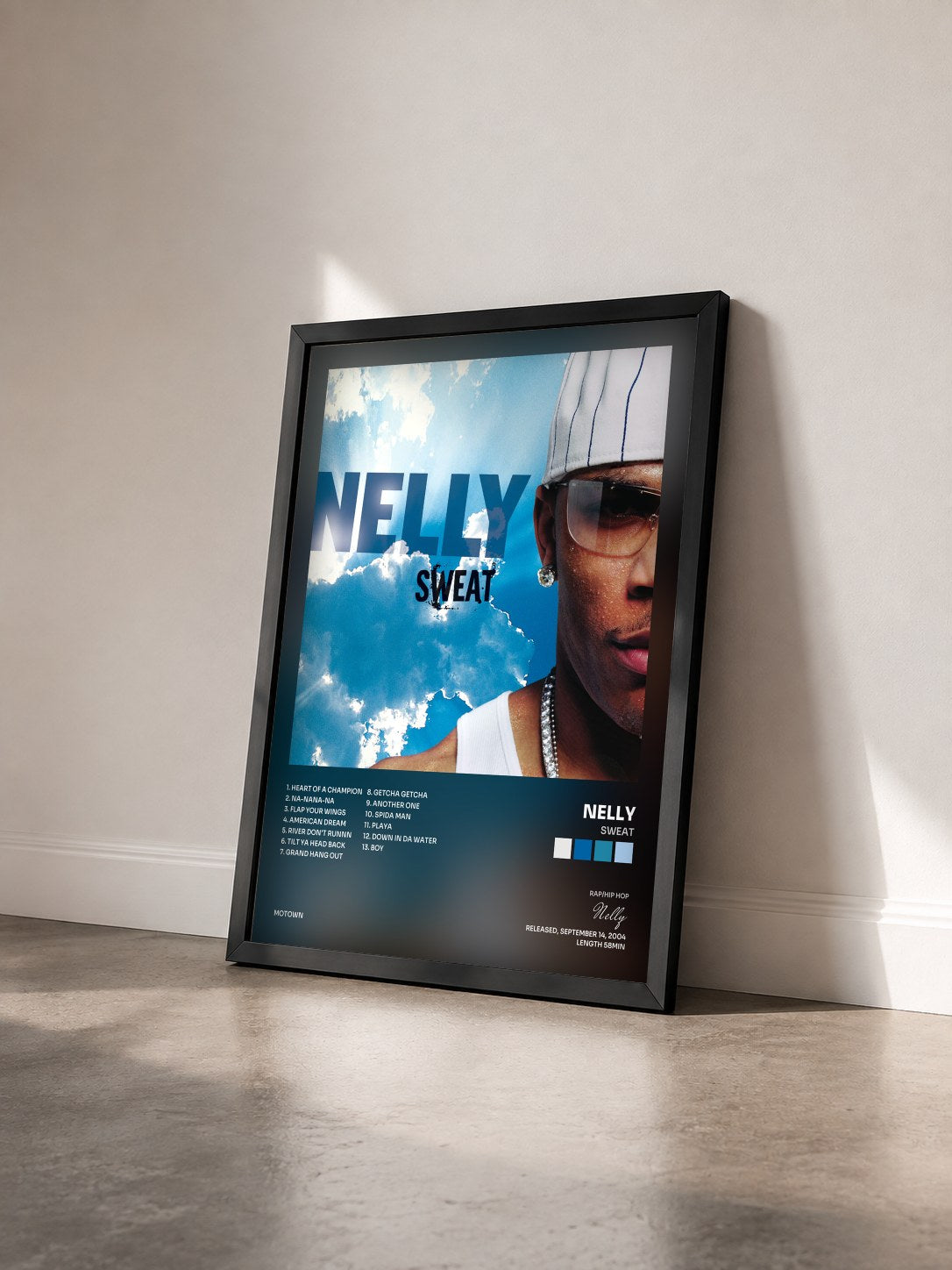 #noir Sweat di Nelly in stampa incorniciata vista di tre quarti, cornice nera