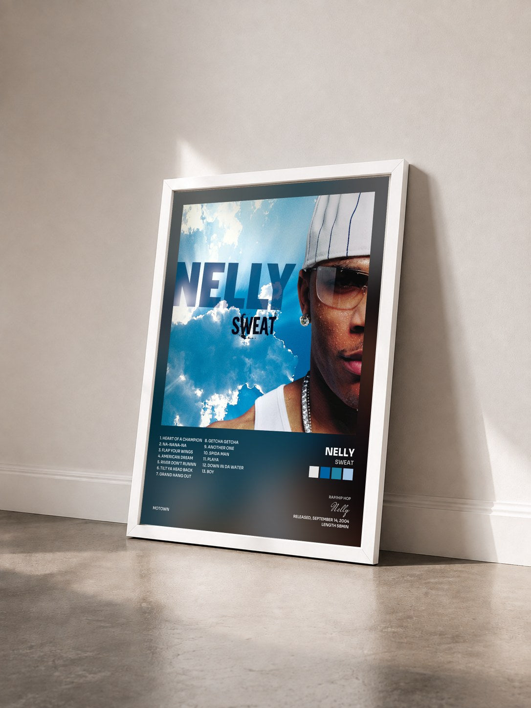 #blanc Sweat di Nelly in stampa incorniciata vista di tre quarti, cornice bianca