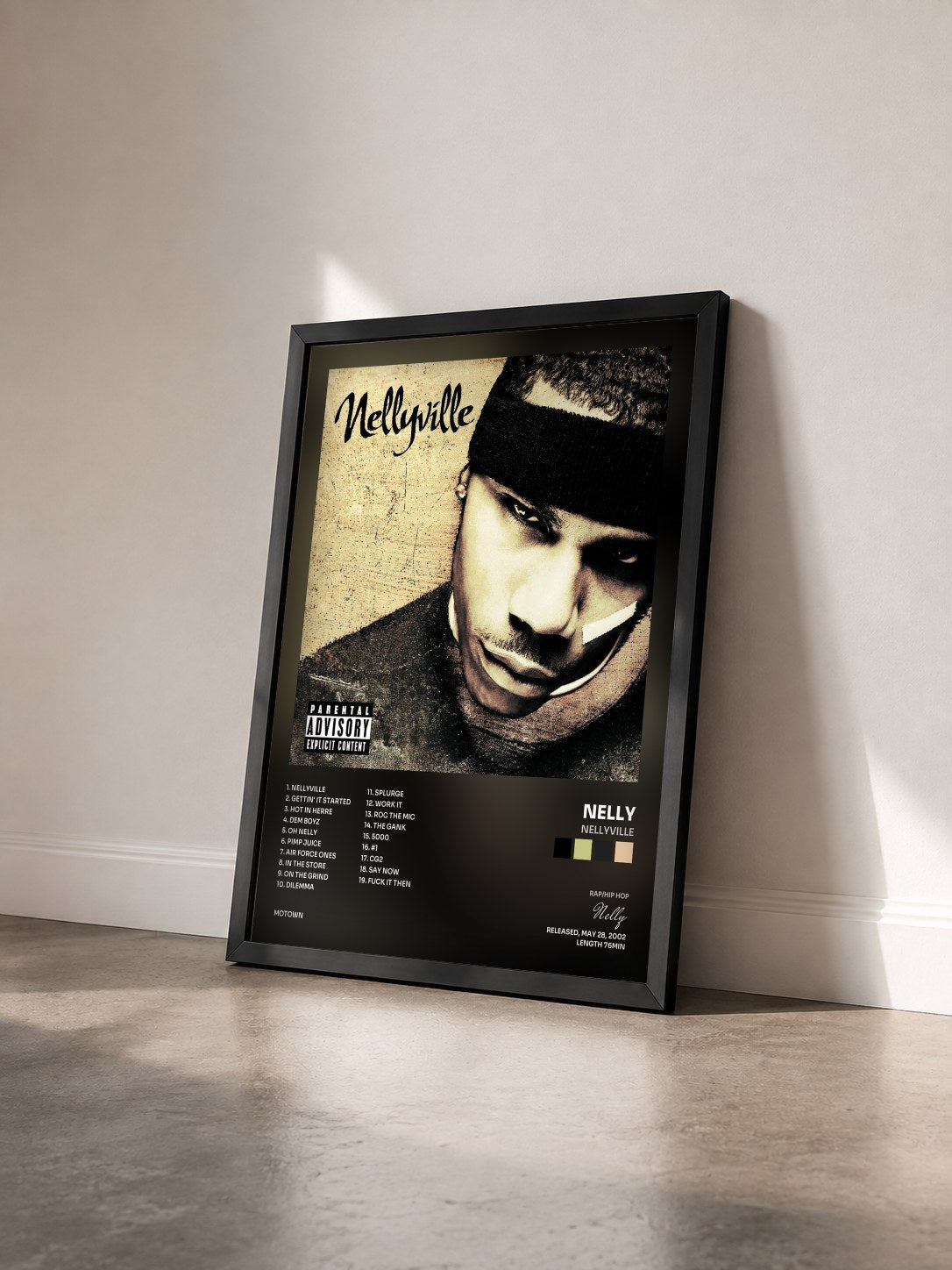 #noir Nellyville di Nelly in stampa incorniciata vista di tre quarti, cornice nera