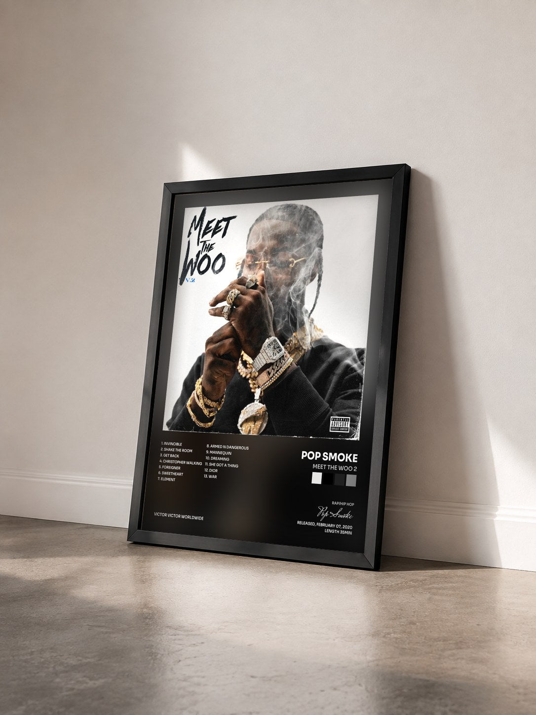 #noir Meet The Woo 2 von Pop Smoke als gerahmter Kunstdruck von schräg gesehen, schwarzer Rahmen