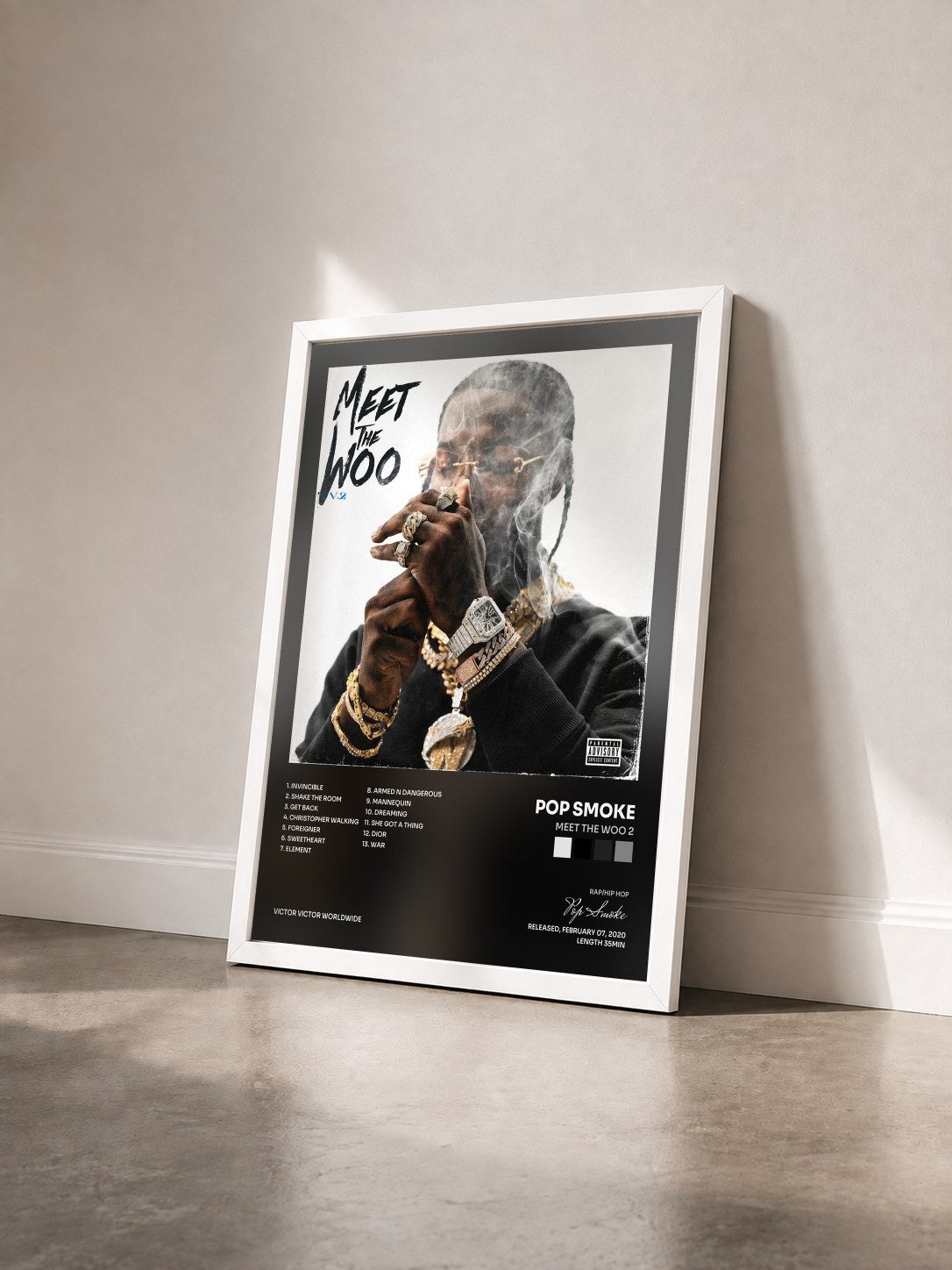 #blanc Meet The Woo 2 von Pop Smoke als gerahmter Kunstdruck von schräg gesehen, weißer Rahmen