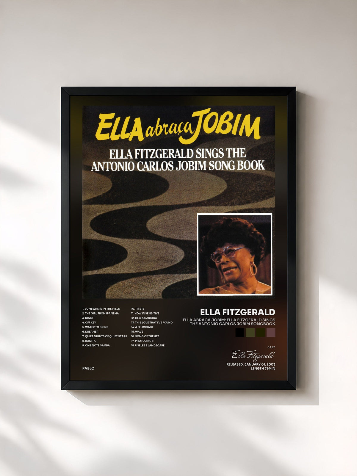 #noir Tableau de l'album Ella Abraca Jobim: Ella Fitzgerald Sings The Antonio Carlos Jobim Songbook de Ella Fitzgerald, cadre noir, imprimé et encadré en France