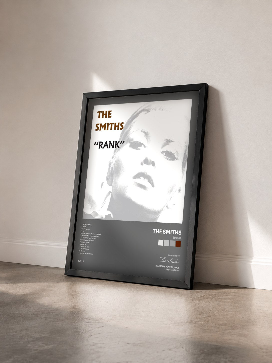 #noir Rank von The Smiths als gerahmter Kunstdruck von schräg gesehen, schwarzer Rahmen