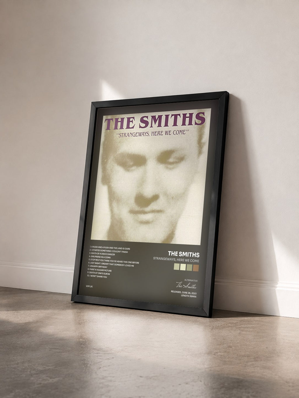 #noir Strangeways, Here We Come von The Smiths als gerahmter Kunstdruck von schräg gesehen, schwarzer Rahmen