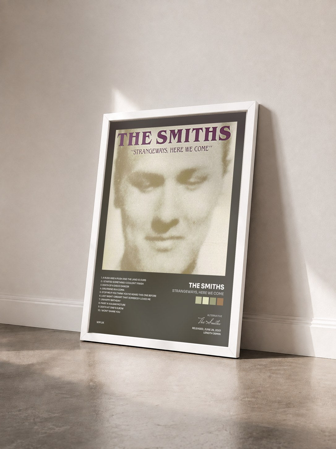 #blanc Strangeways, Here We Come von The Smiths als gerahmter Kunstdruck von schräg gesehen, weißer Rahmen