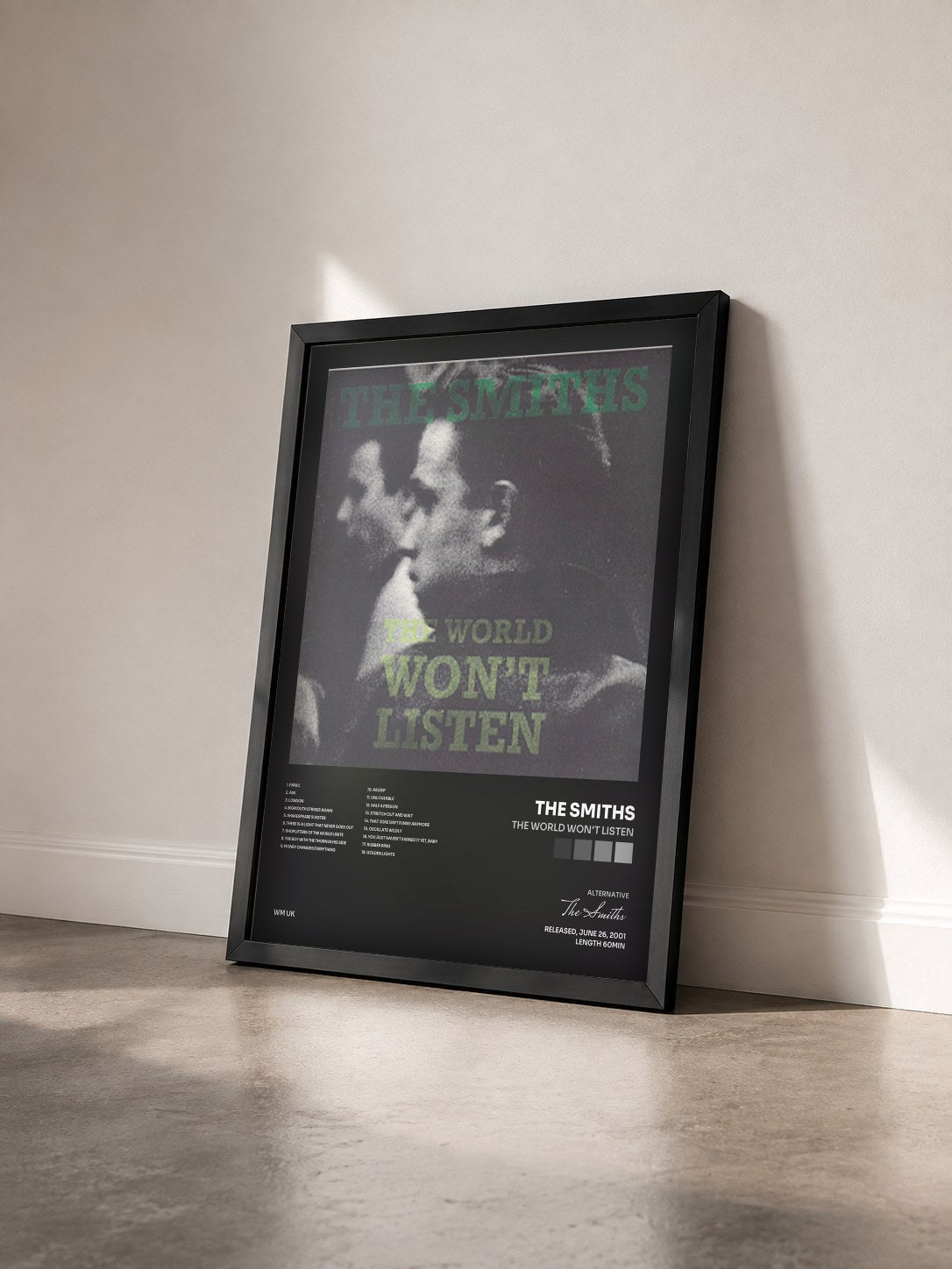 #noir The World Won't Listen von The Smiths als gerahmter Kunstdruck von schräg gesehen, schwarzer Rahmen