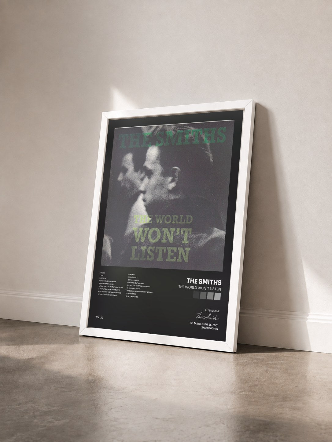 #blanc The World Won't Listen von The Smiths als gerahmter Kunstdruck von schräg gesehen, weißer Rahmen
