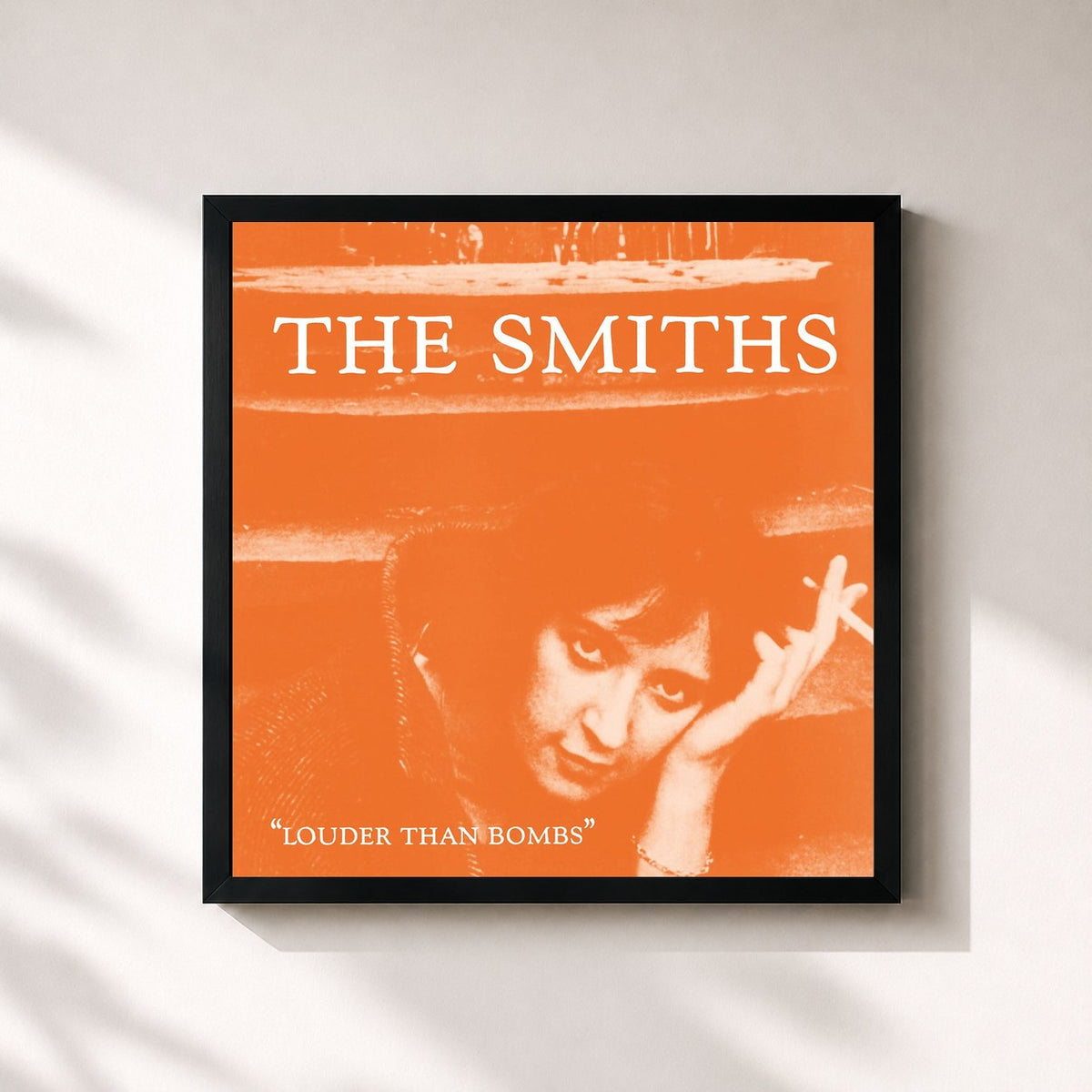#noir Louder Than Bombs von The Smiths als quadratischer Kunstdruck, schwarzer Rahmen 32x32 cm