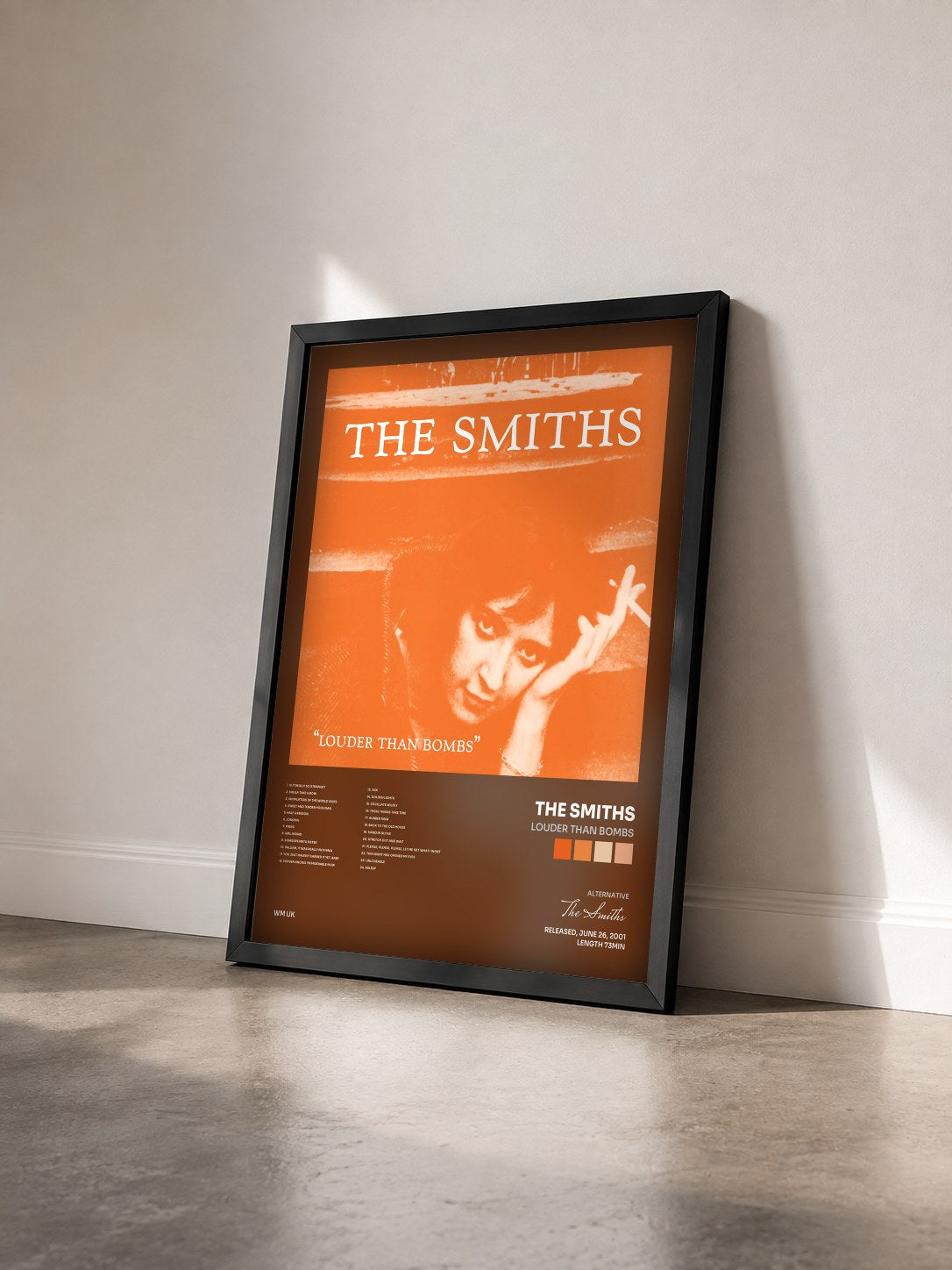 #noir Louder Than Bombs von The Smiths als gerahmter Kunstdruck von schräg gesehen, schwarzer Rahmen