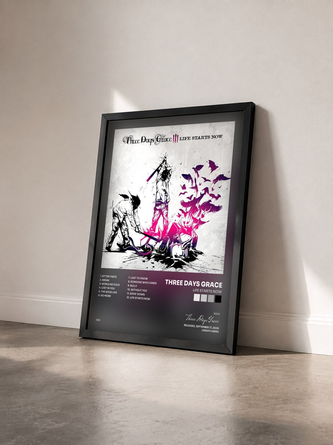#noir Tableau de l'album Life Starts Now de Three Days Grace vu de trois quarts, cadre noir