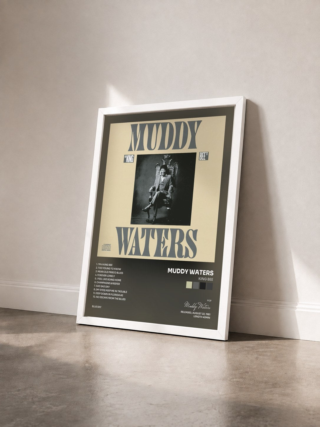#blanc King Bee di Muddy Waters in stampa incorniciata vista di tre quarti, cornice bianca