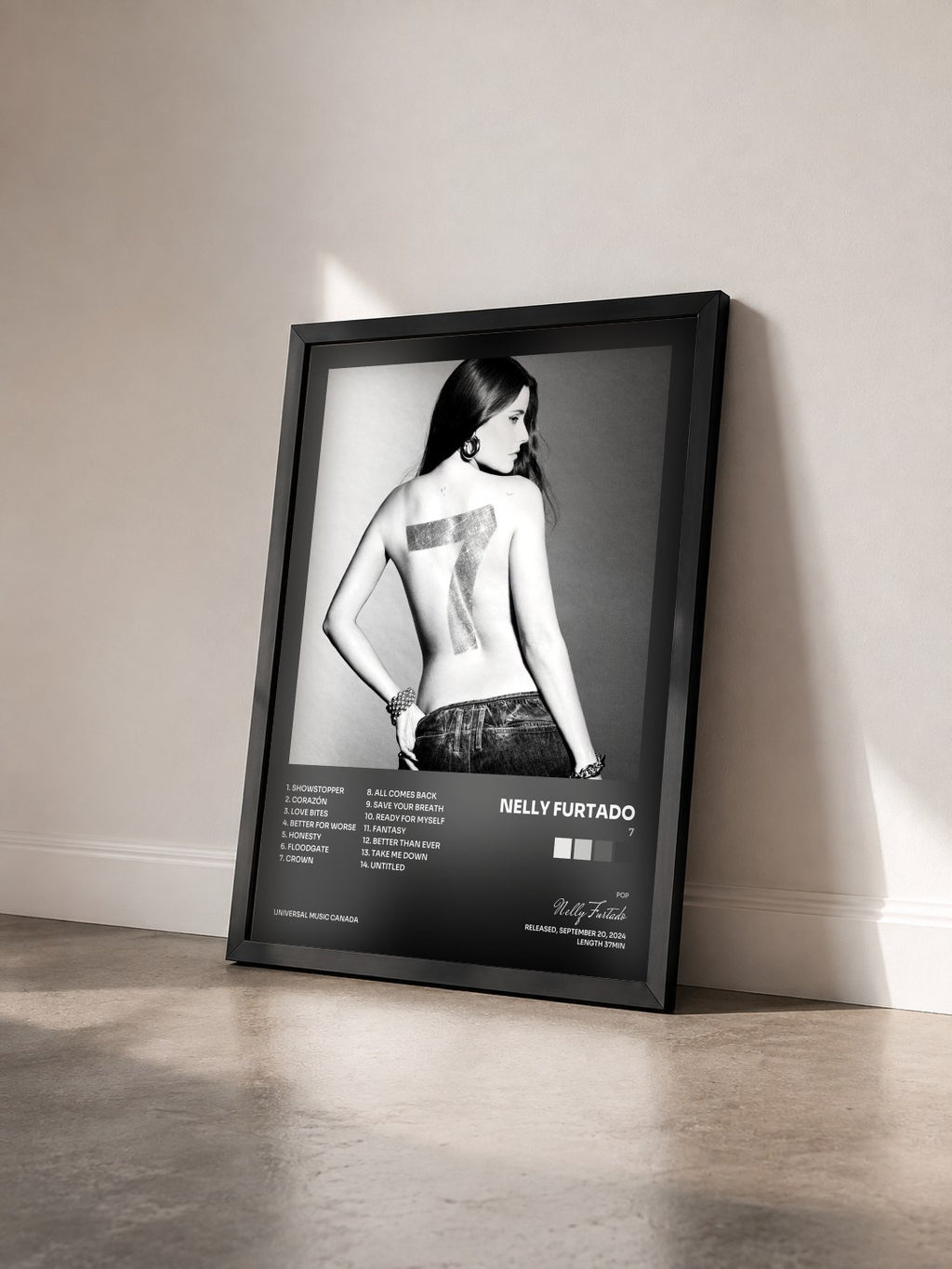 #noir 7 von Nelly Furtado als gerahmter Kunstdruck von schräg gesehen, schwarzer Rahmen