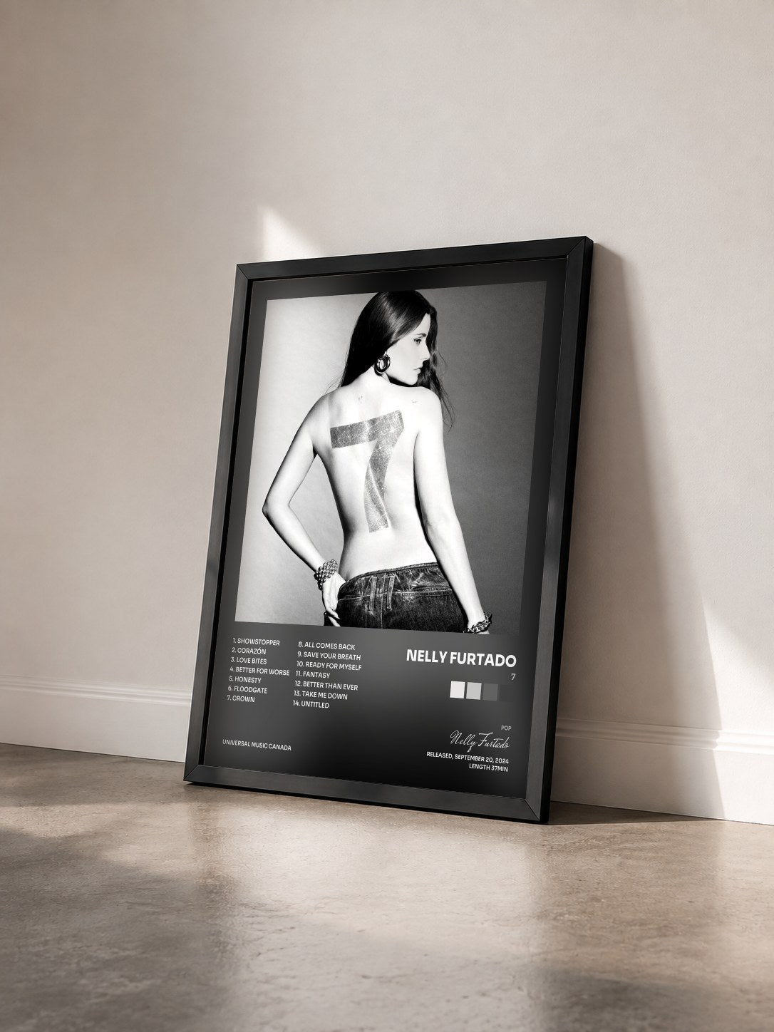#noir 7 von Nelly Furtado als gerahmter Kunstdruck von schräg gesehen, schwarzer Rahmen