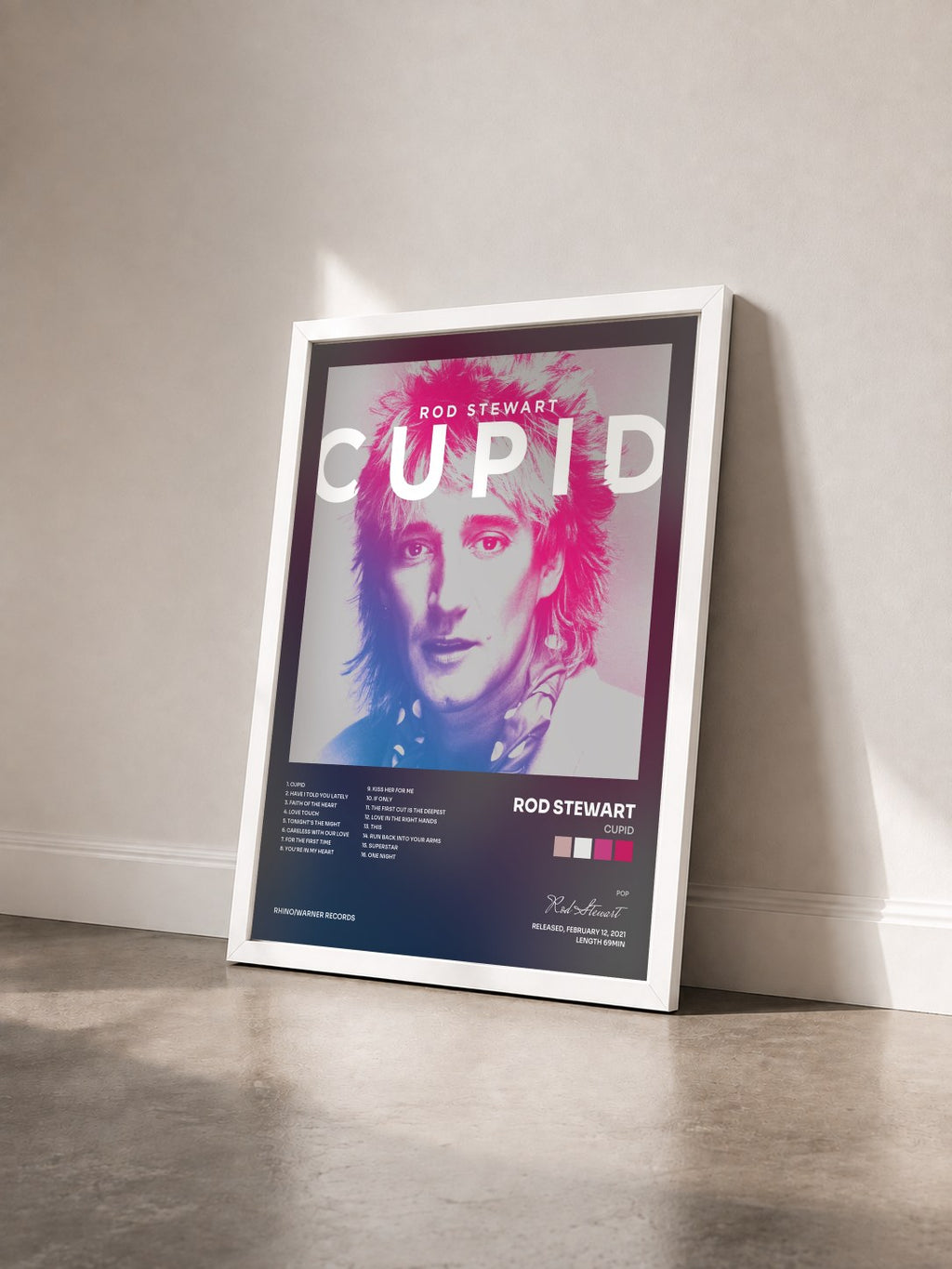 #blanc Cupid de Rod Stewart en lámina enmarcada vista de tres cuartos, marco blanco