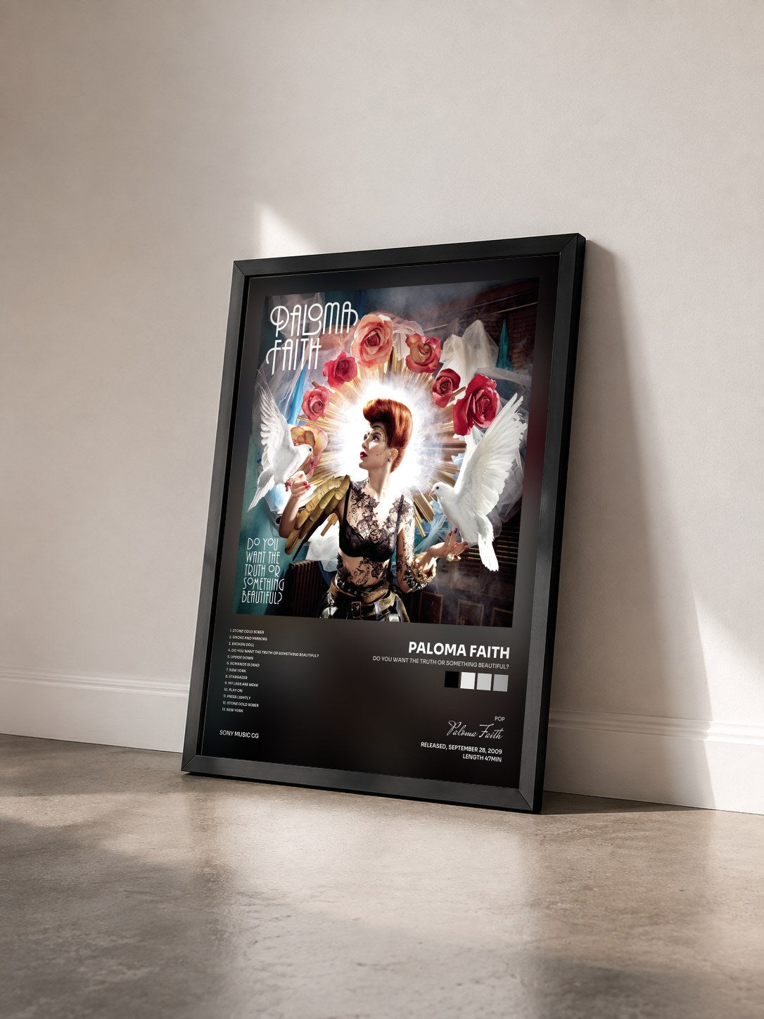 #noir Tableau de l'album Do You Want the Truth or Something Beautiful? de Paloma Faith vu de trois quarts, cadre noir