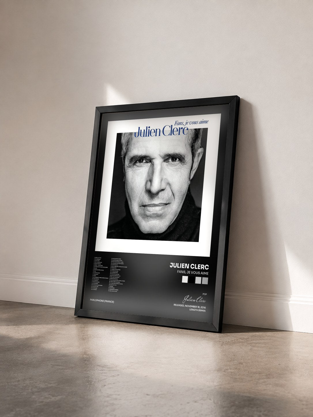 #noir Fans, je vous aime von Julien Clerc als gerahmter Kunstdruck von schräg gesehen, schwarzer Rahmen
