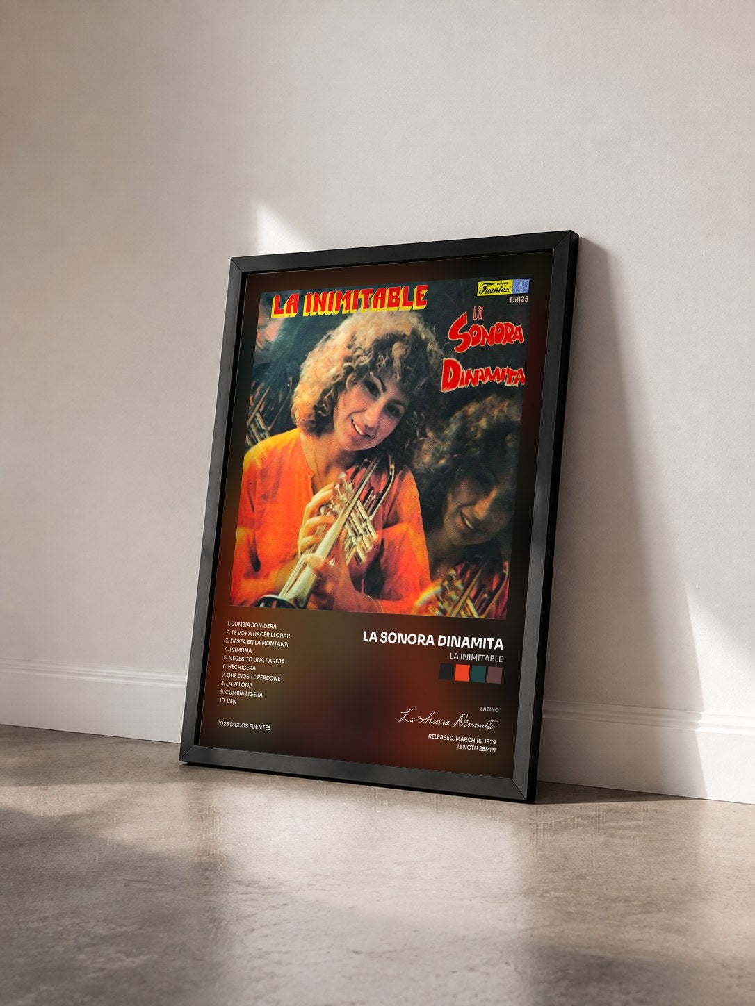 #noir Tableau de l'album La Inimitable de La Sonora Dinamita vu de trois quarts, cadre noir