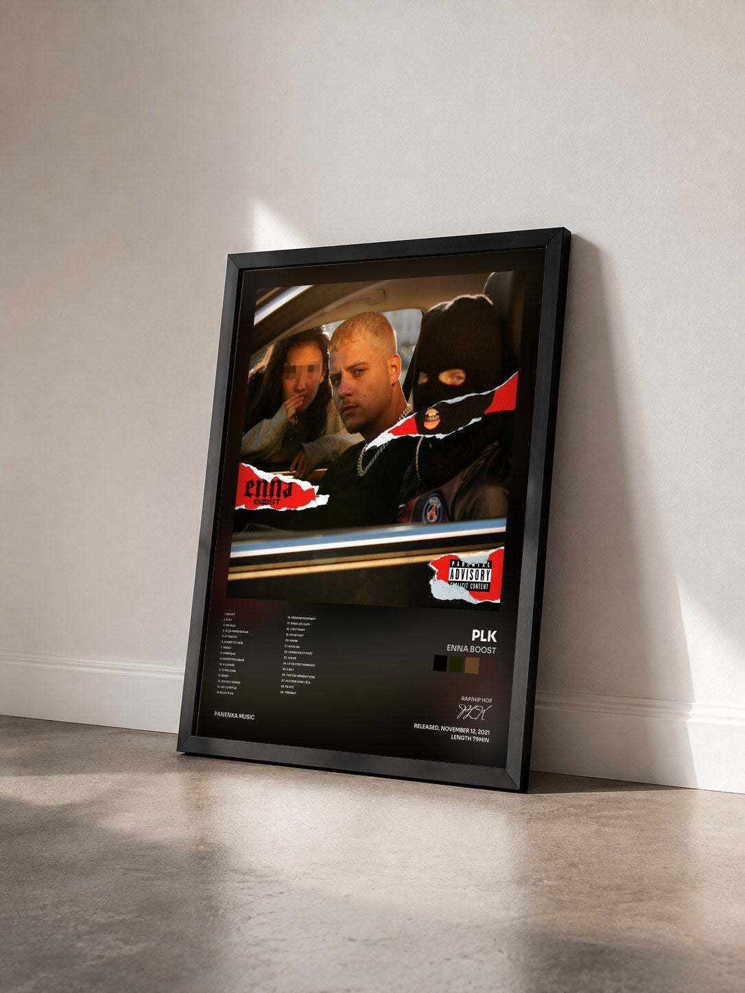 #noir Tableau de l'album Enna Boost de PLK vu de trois quarts, cadre noir