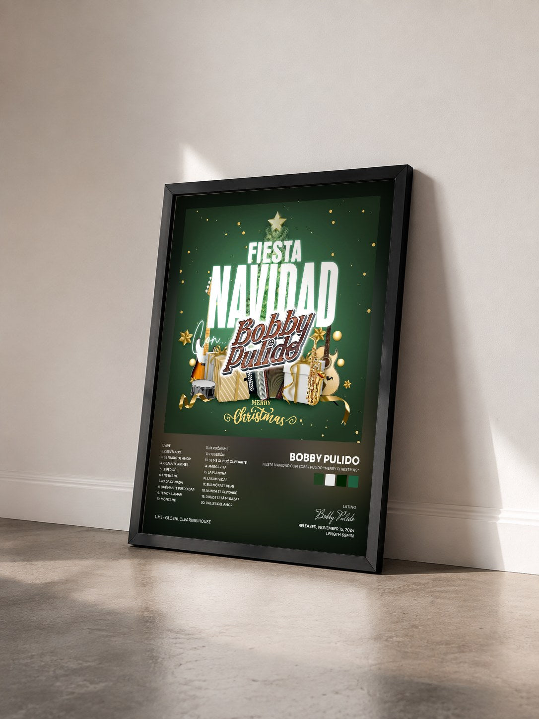 #noir Tableau de l'album Fiesta Navidad Con Bobby Pulido "Merry Christmas" de Bobby Pulido vu de trois quarts, cadre noir
