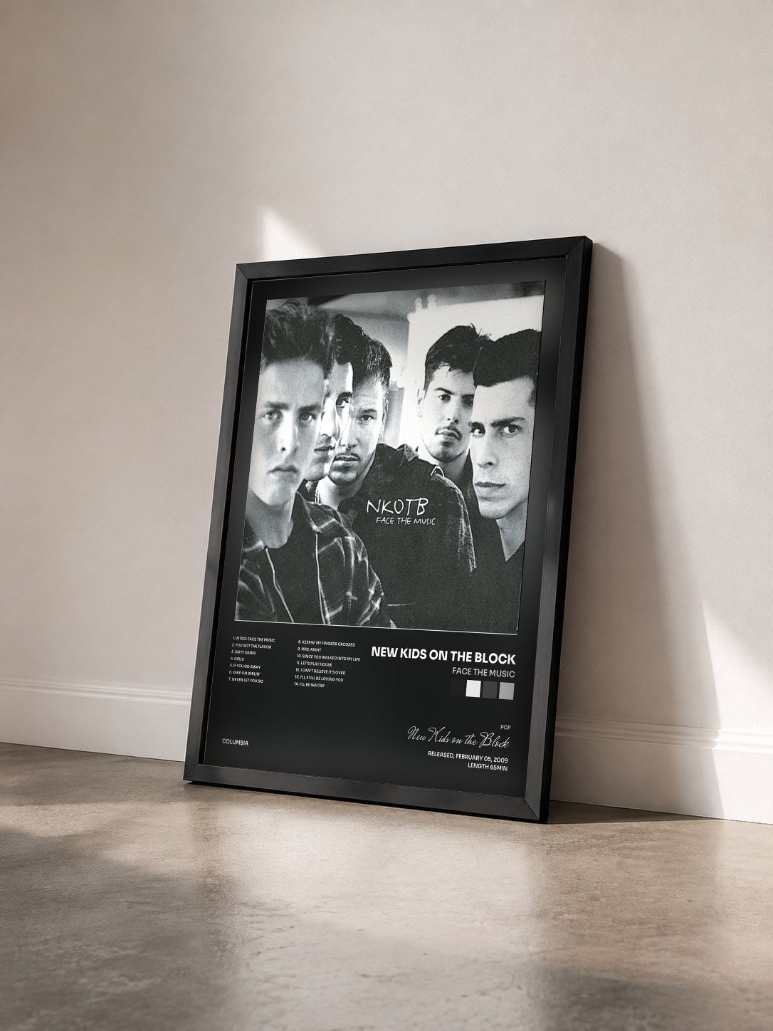 #noir Tableau de l'album Face The Music de New Kids on the Block vu de trois quarts, cadre noir