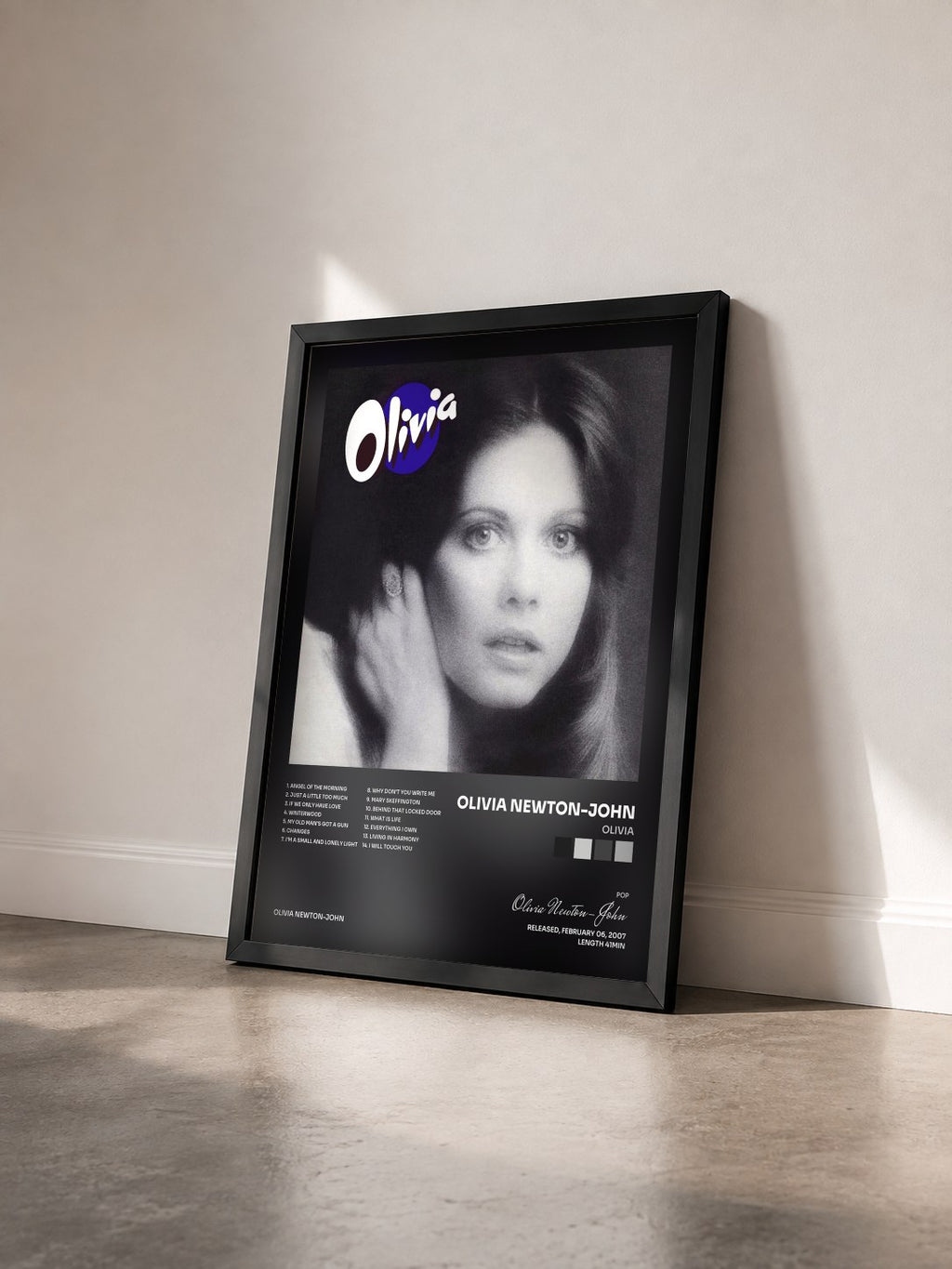 #noir Tableau de l'album Olivia de Olivia Newton-John vu de trois quarts, cadre noir
