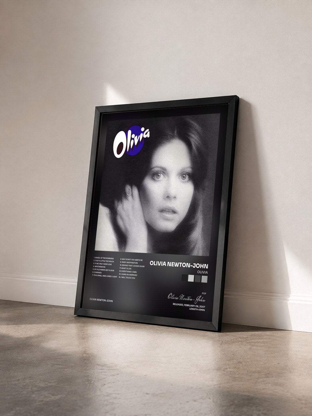 #noir Tableau de l'album Olivia de Olivia Newton-John vu de trois quarts, cadre noir