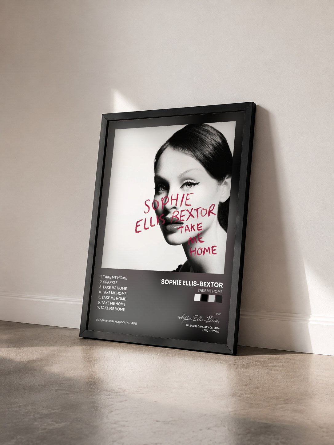 #noir Tableau de l'album Take Me Home de Sophie Ellis-Bextor vu de trois quarts, cadre noir