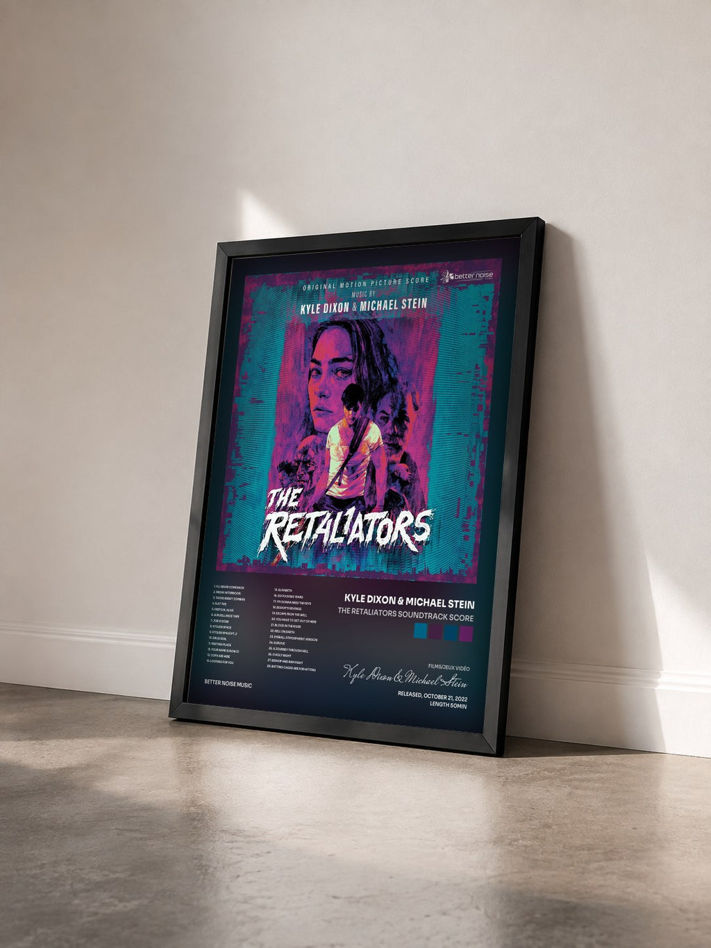 #noir Tableau de l'album The Retaliators Soundtrack Score de Kyle Dixon & Michael Stein vu de trois quarts, cadre noir