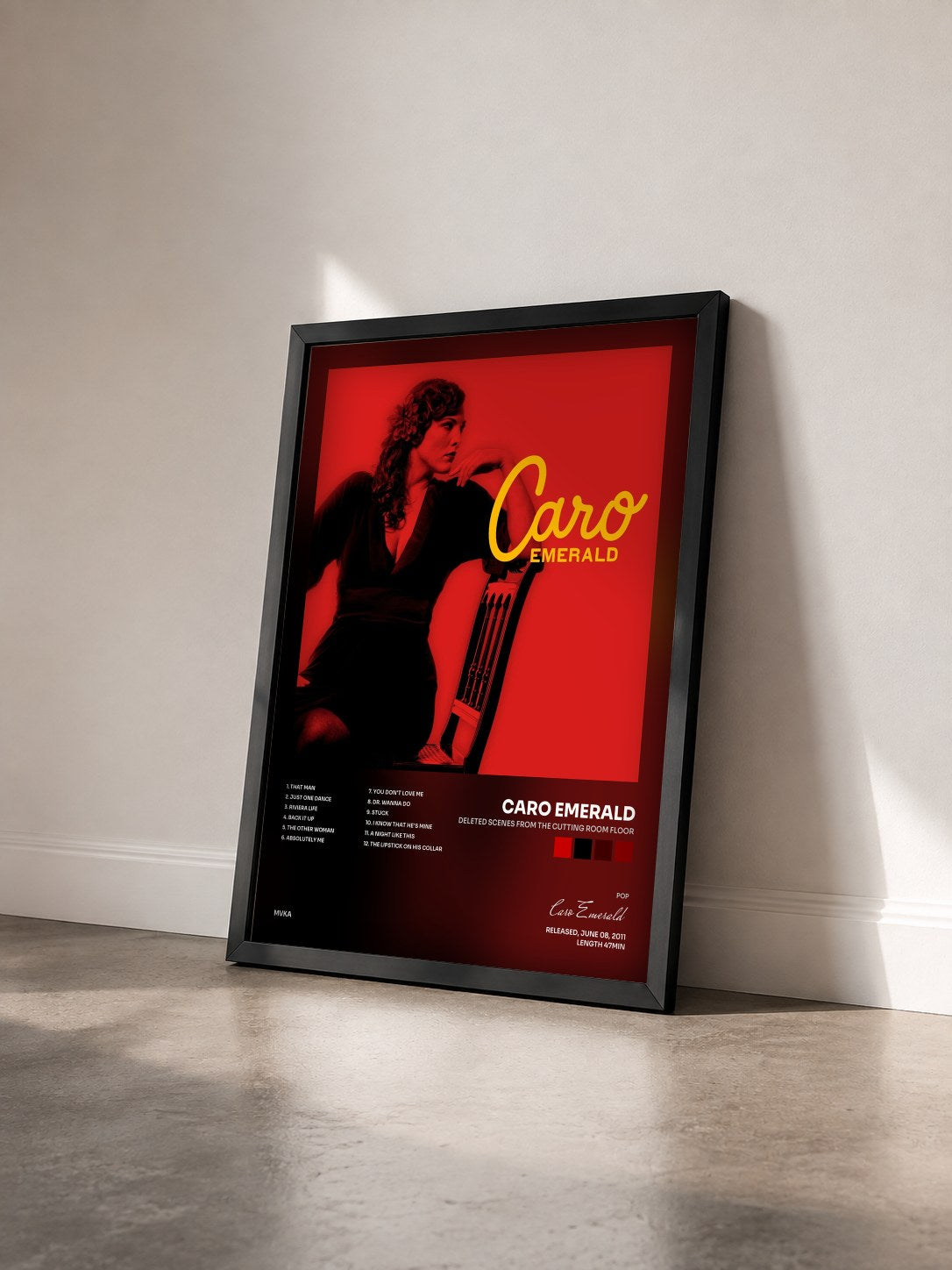 #noir Tableau de l'album Deleted Scenes From The Cutting Room Floor de Caro Emerald vu de trois quarts, cadre noir
