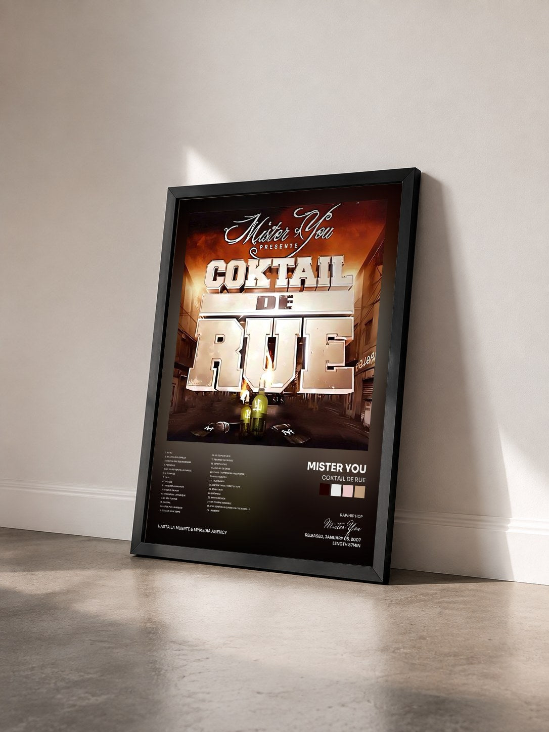 #noir Tableau de l'album Coktail De Rue de Mister You vu de trois quarts, cadre noir