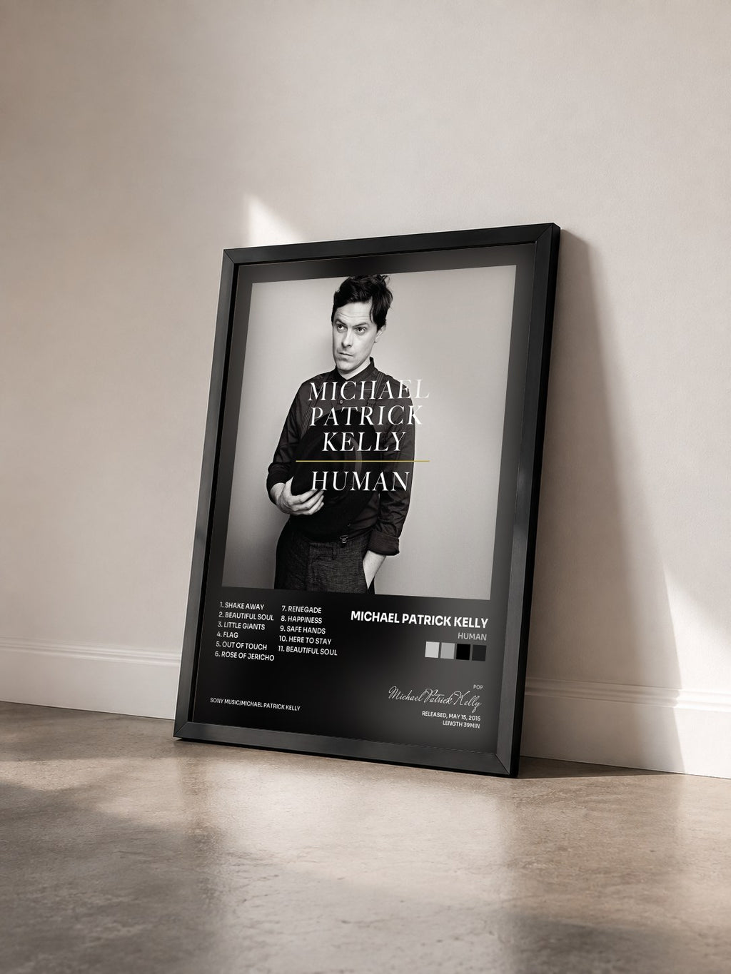 #noir Tableau de l'album Human de Michael Patrick Kelly vu de trois quarts, cadre noir