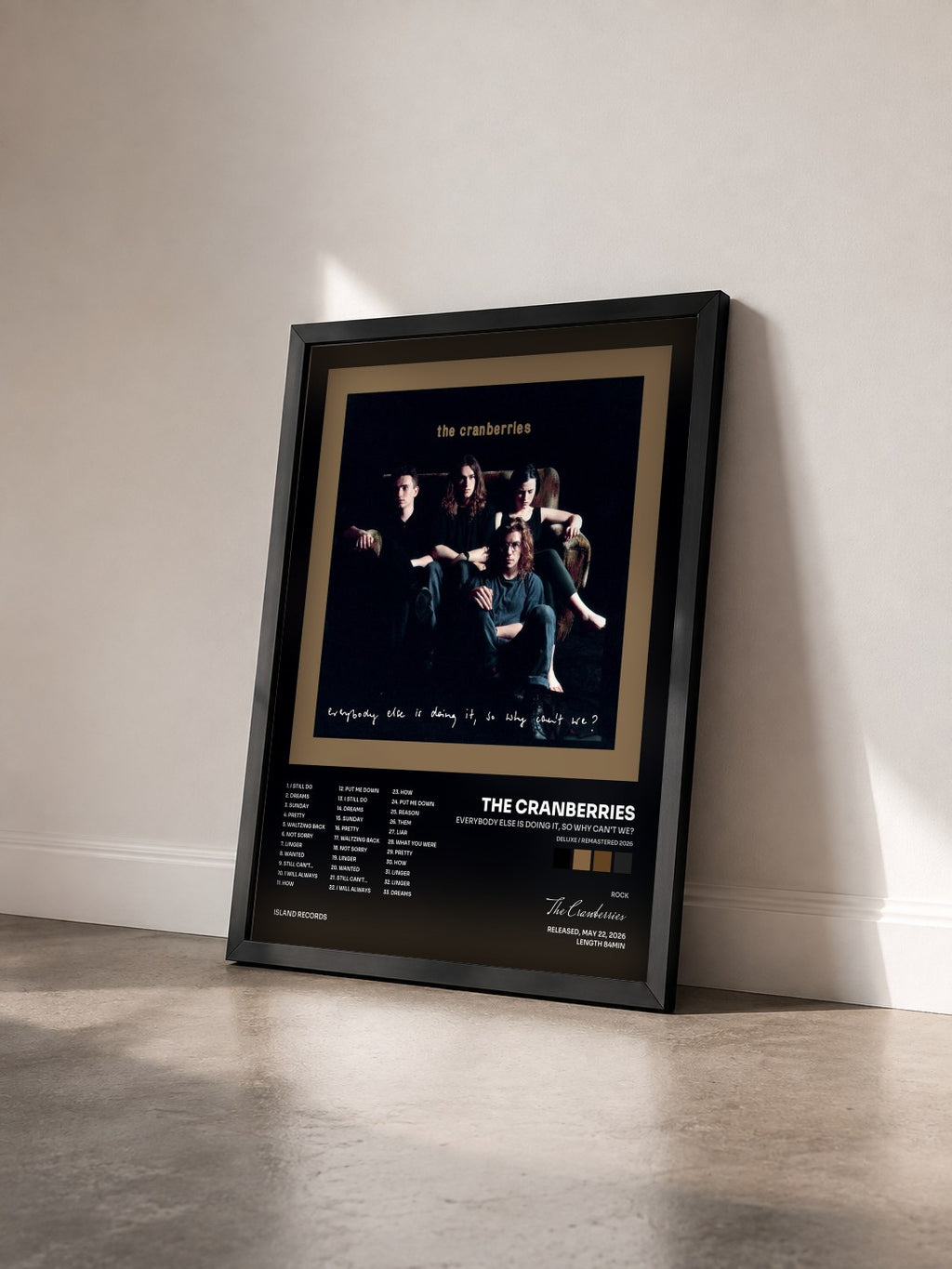 #noir Tableau de l'album Everybody Else Is Doing It, So Why Can't We? (Deluxe / Remastered 2026) de The Cranberries vu de trois quarts, cadre noir