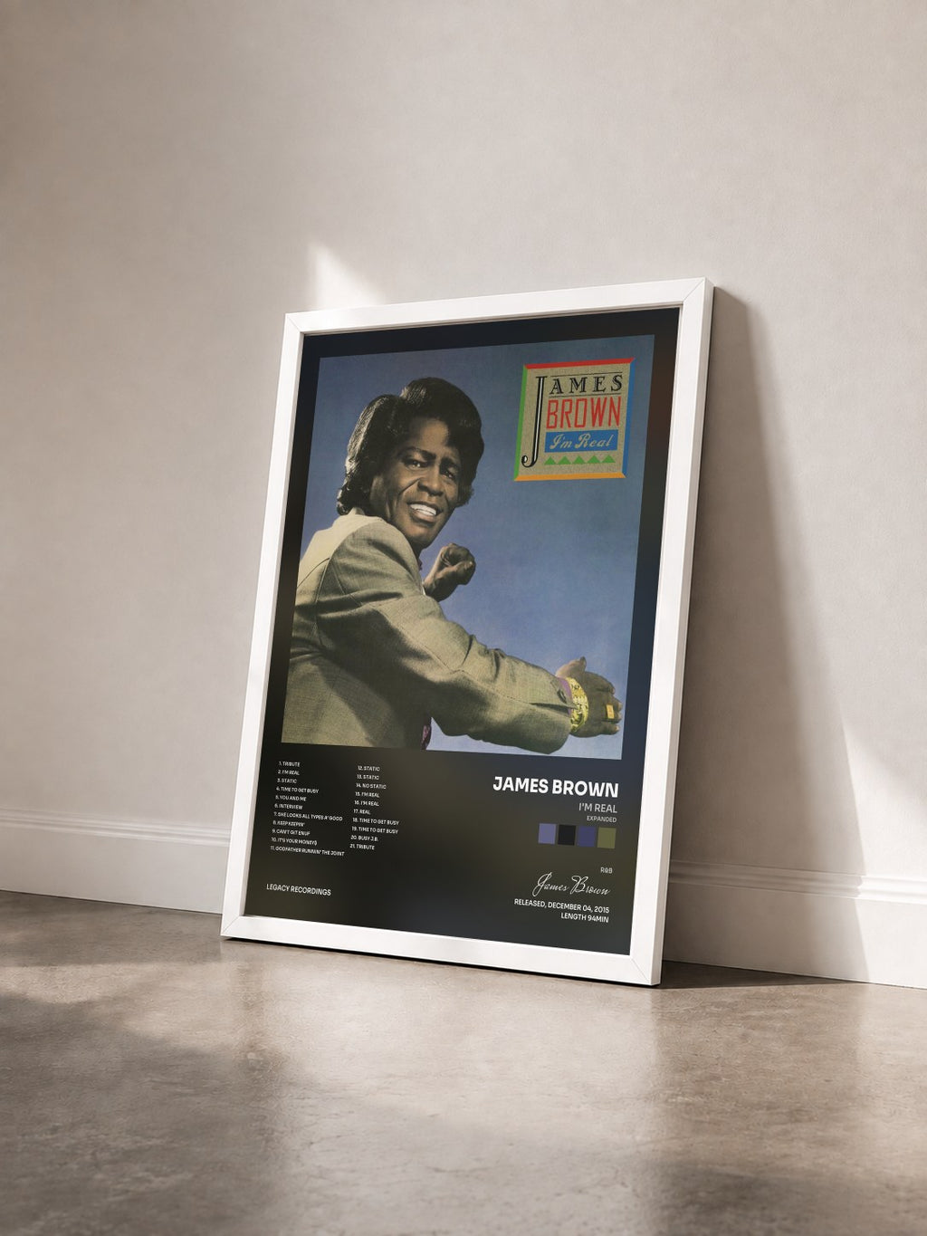#blanc I'm Real (Expanded) di James Brown in stampa incorniciata vista di tre quarti, cornice bianca