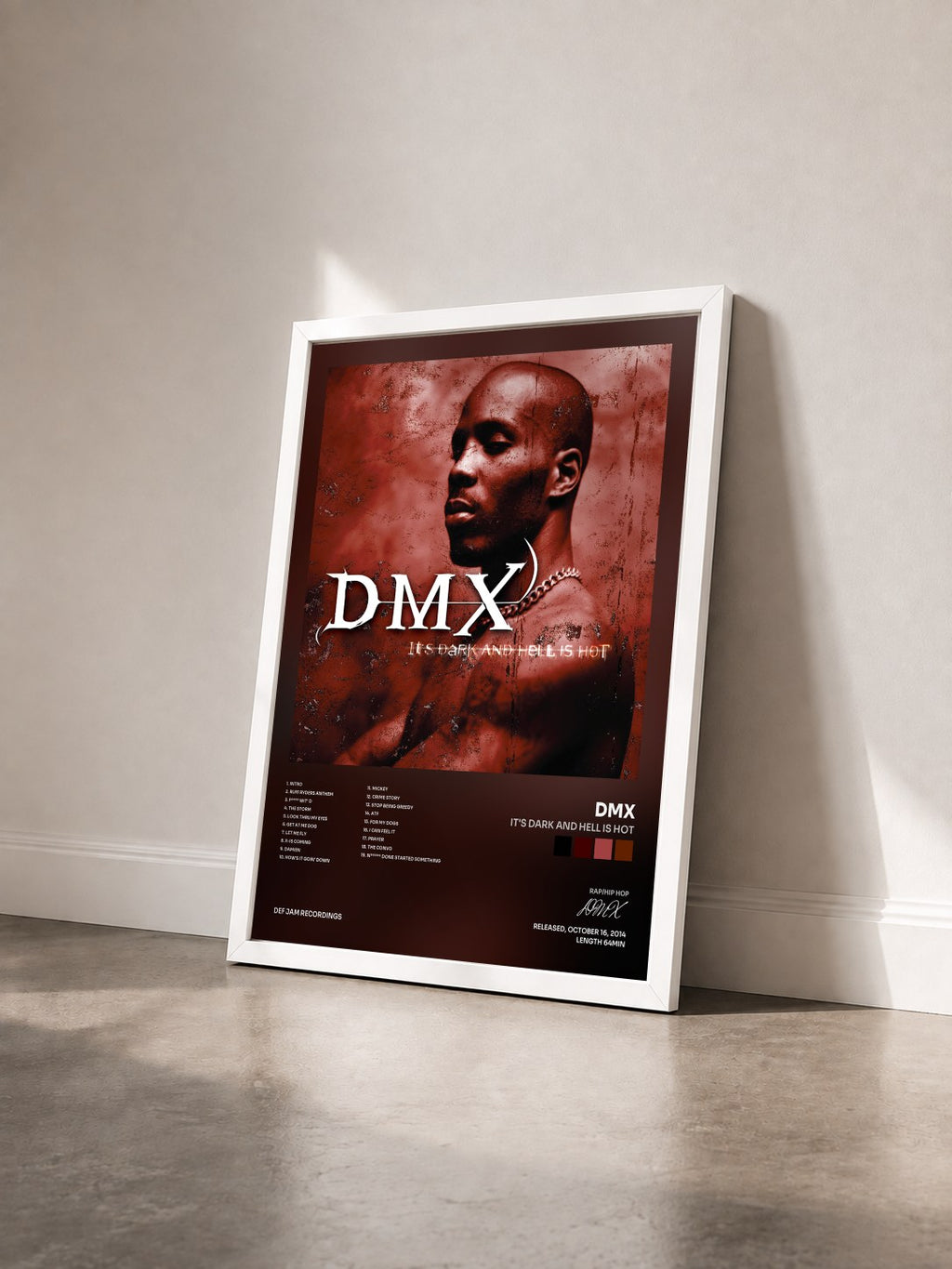 #blanc It's Dark And Hell Is Hot von DMX als gerahmter Kunstdruck von schräg gesehen, weißer Rahmen