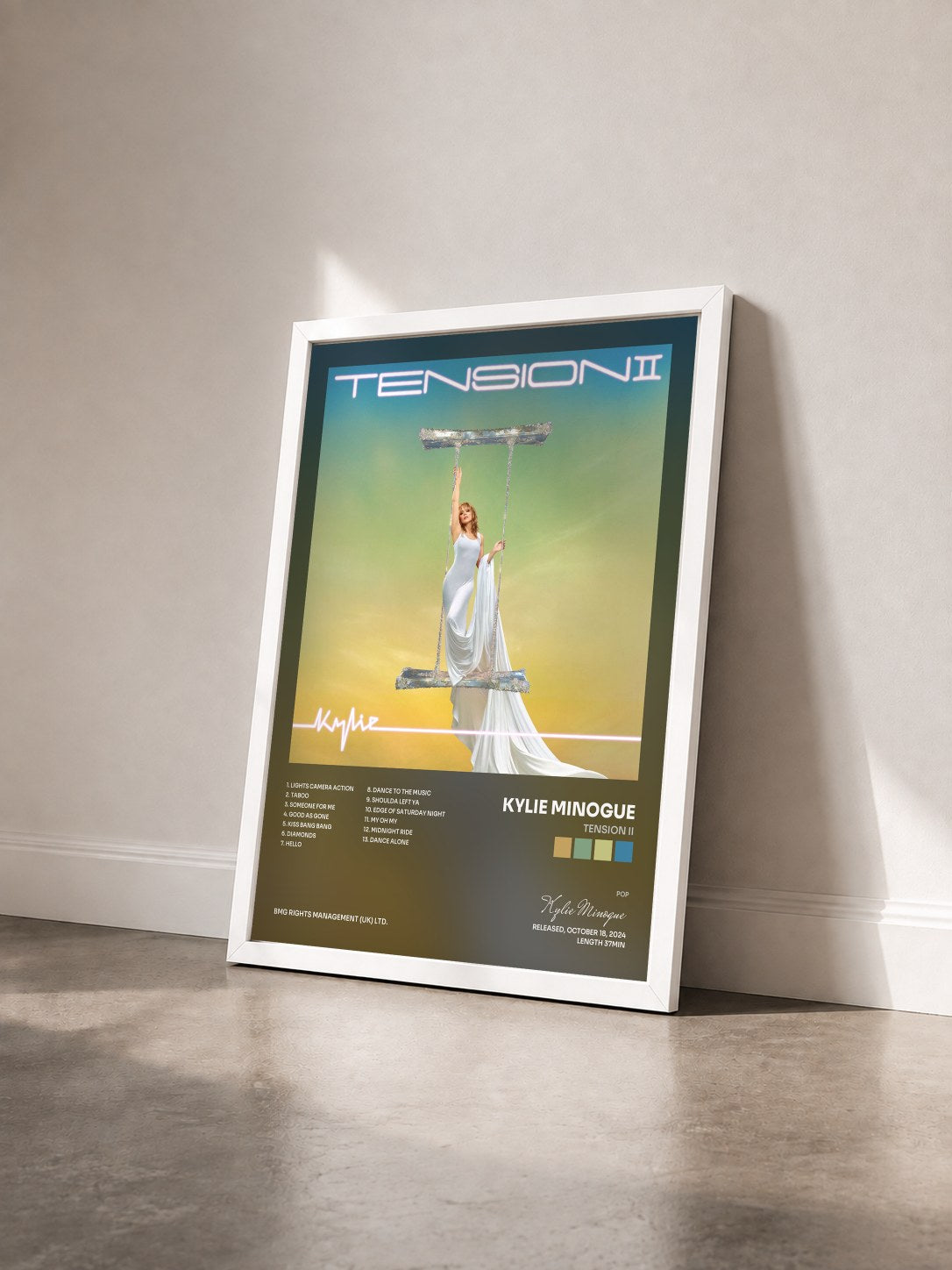 #blanc Tableau de l'album Tension II de Kylie Minogue vu de trois quarts, cadre blanc