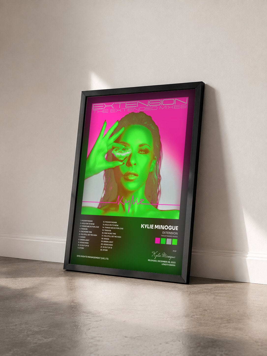 #noir Tableau de l'album Extension (The Extended Mixes) de Kylie Minogue vu de trois quarts, cadre noir