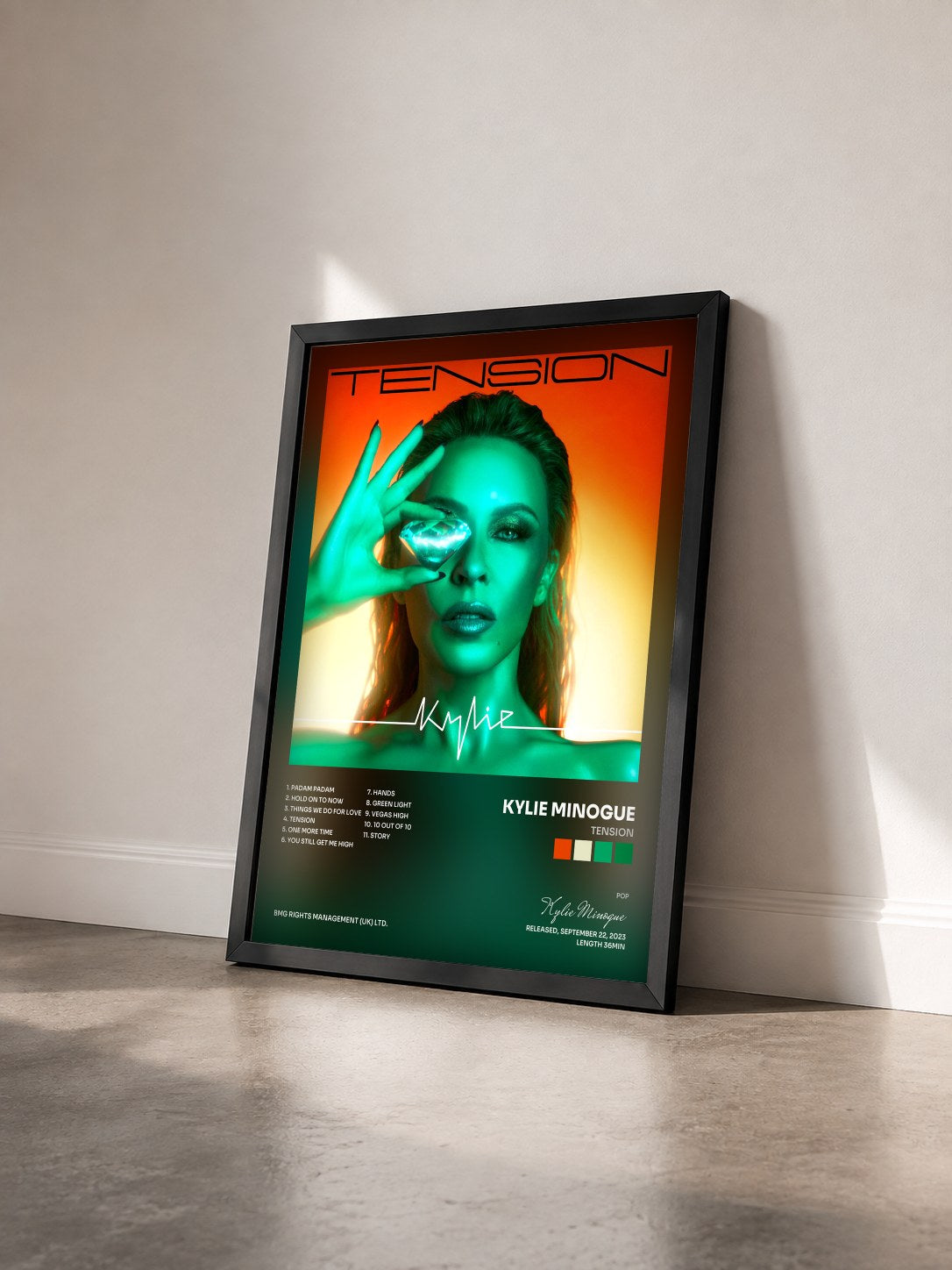 #noir Tableau de l'album Tension de Kylie Minogue vu de trois quarts, cadre noir