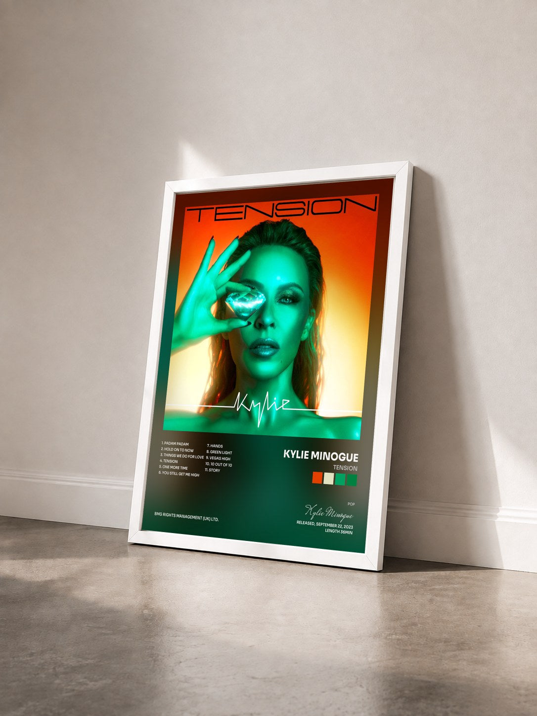 #blanc Tableau de l'album Tension de Kylie Minogue vu de trois quarts, cadre blanc